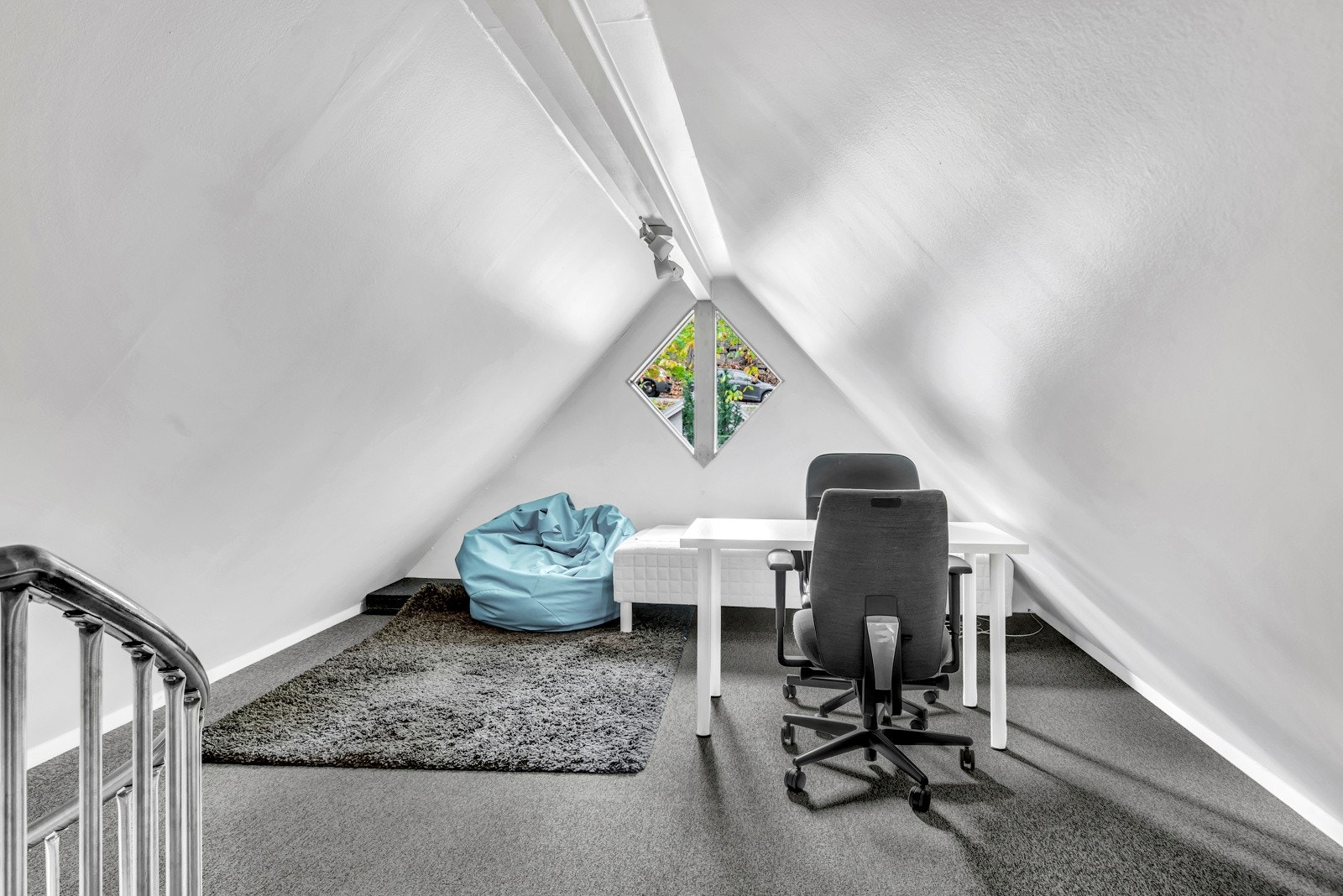 Disponibelt rom over garasje Galleribilde