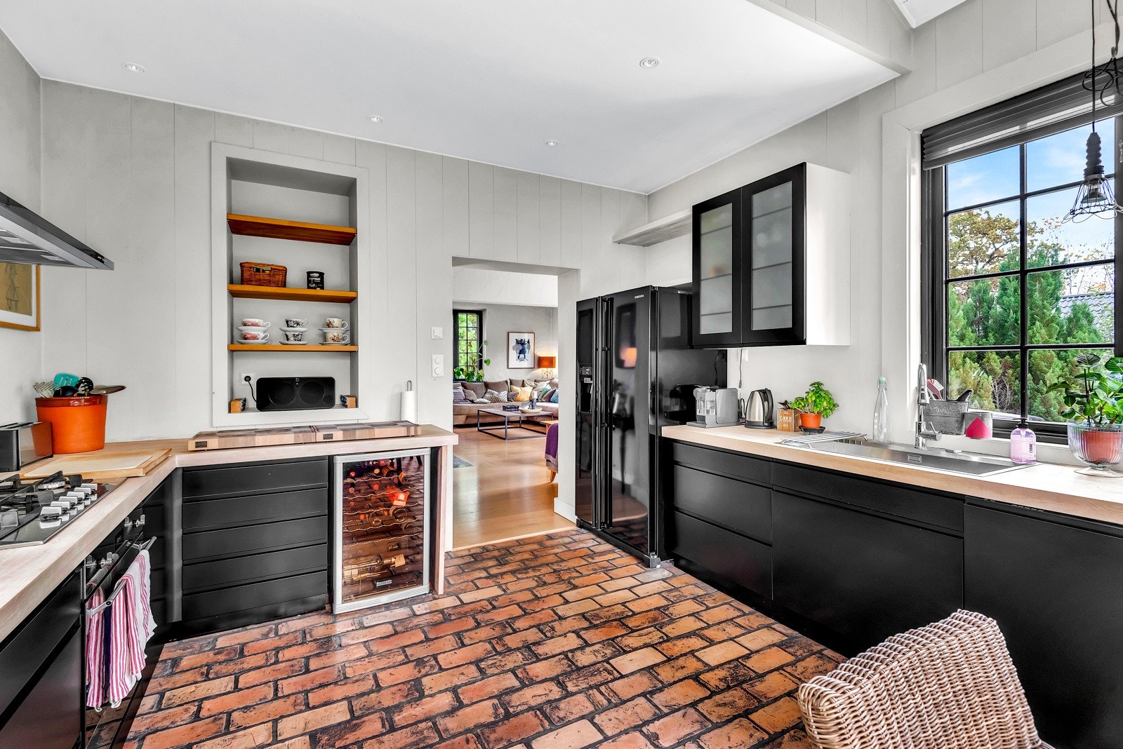 Kjøkkenet byr på gode skap- og skuffeløsninger, samt gode arbeidsflater for matlaging Galleribilde