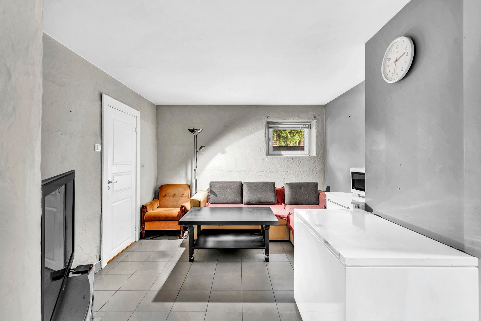 Viderre kommer du inn i stuen med plass til sofagruppe, stuebord, TV m.m. Galleribilde