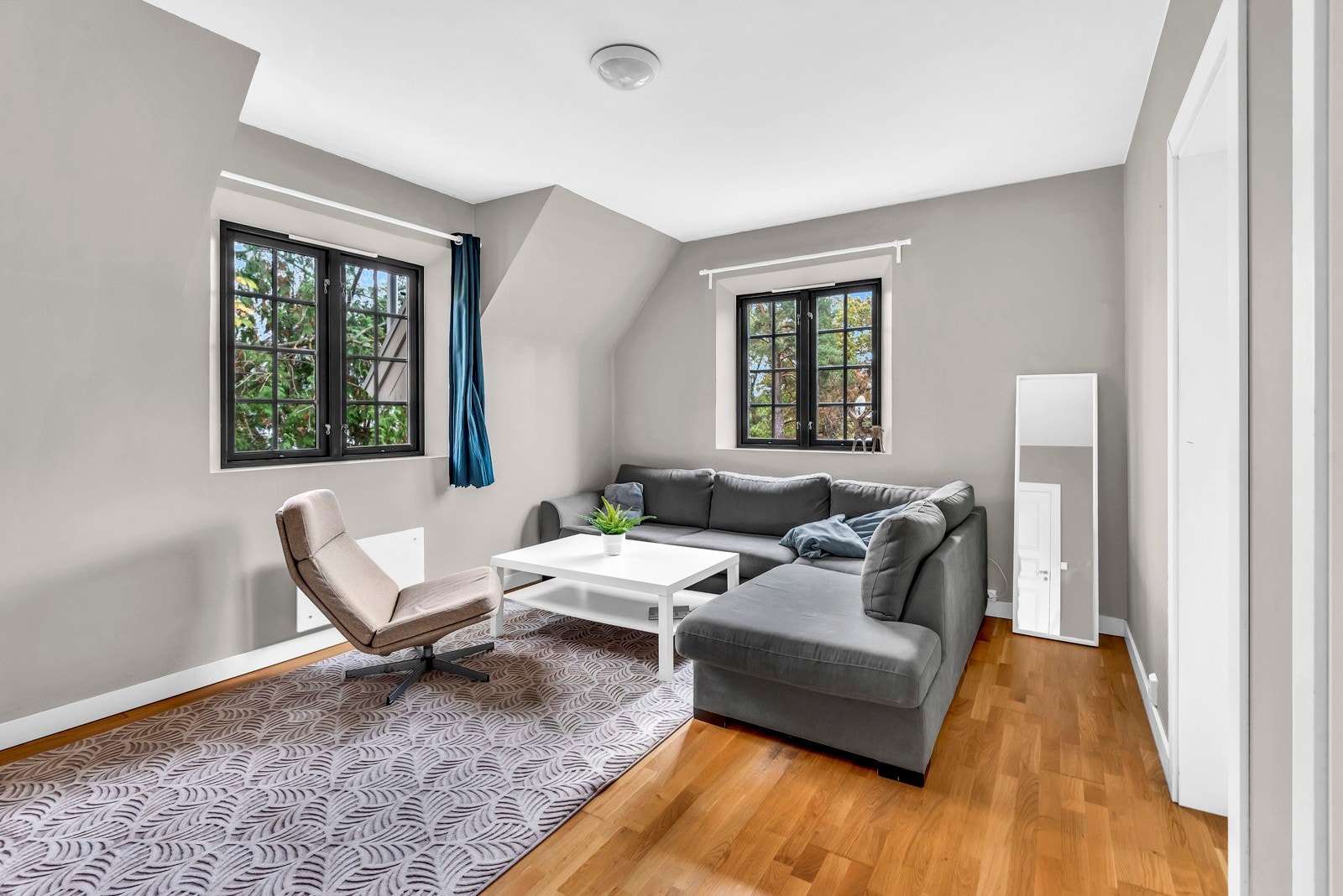 Stuen er av god størrelse med plass til sofagruppe, stuebord, TV m.m. Galleribilde