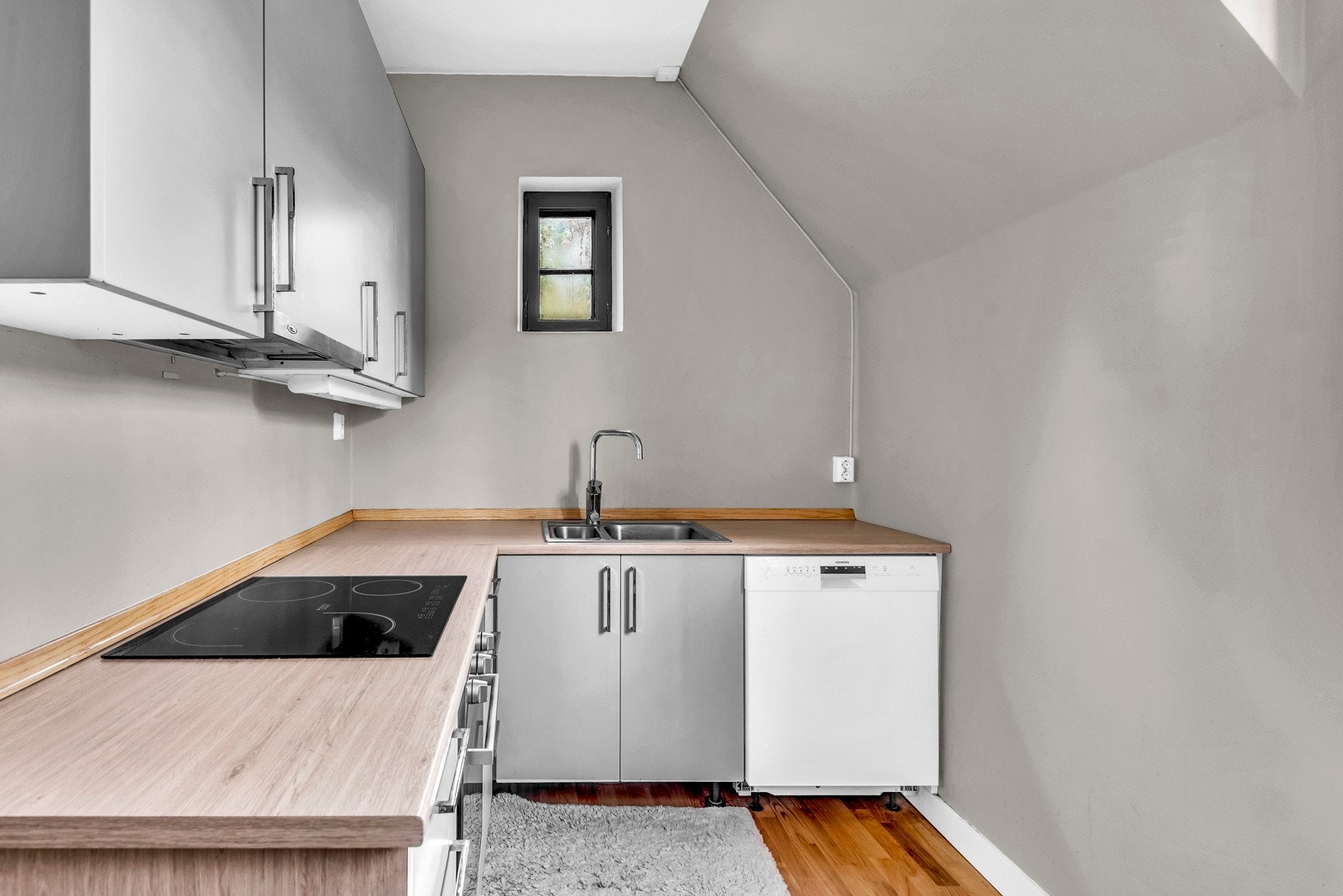 Romslig kjøkken med gode skap- og skuffeløsninger Galleribilde