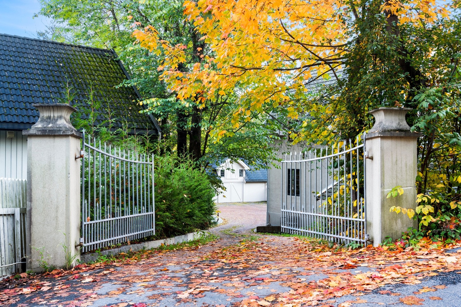 Her får man følelsen av å kjøre inn til en herskapsvilla med stor dobbeltport Galleribilde