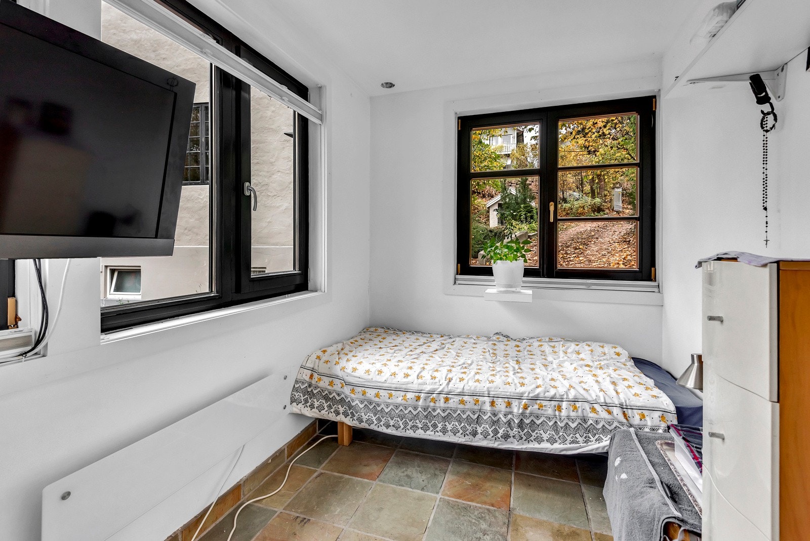 Soverom I - God plass til dobbeltseng, nattbord, kommode/skap m.m. Galleribilde