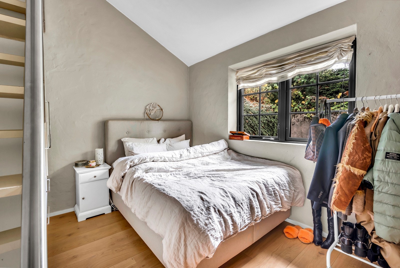 Soverom II - God plass til dobbeltseng, nattbord, skap/kommode m.m. Galleribilde