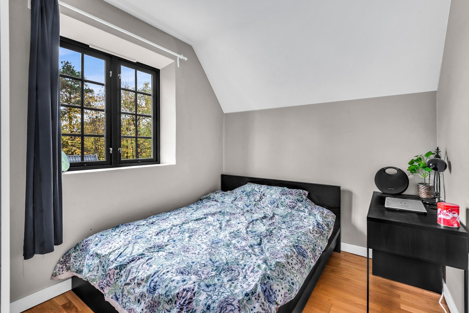 Soverom IV - God plass til seng, nattbord, kommode/skap m.m. Galleribilde