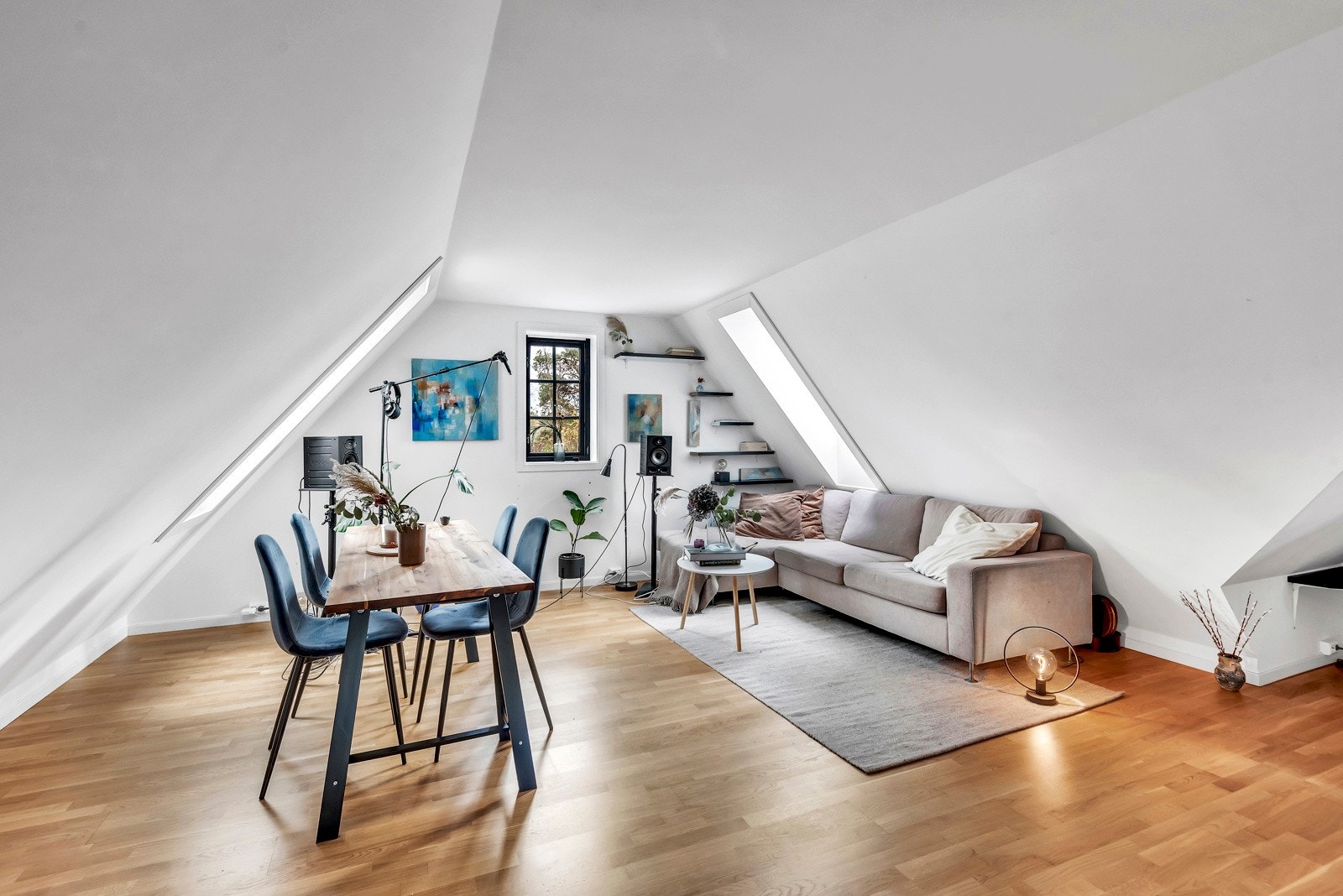 Stue med plass til sofagruppe, stuebord, TV, spisebord og annen stueinnredning Galleribilde