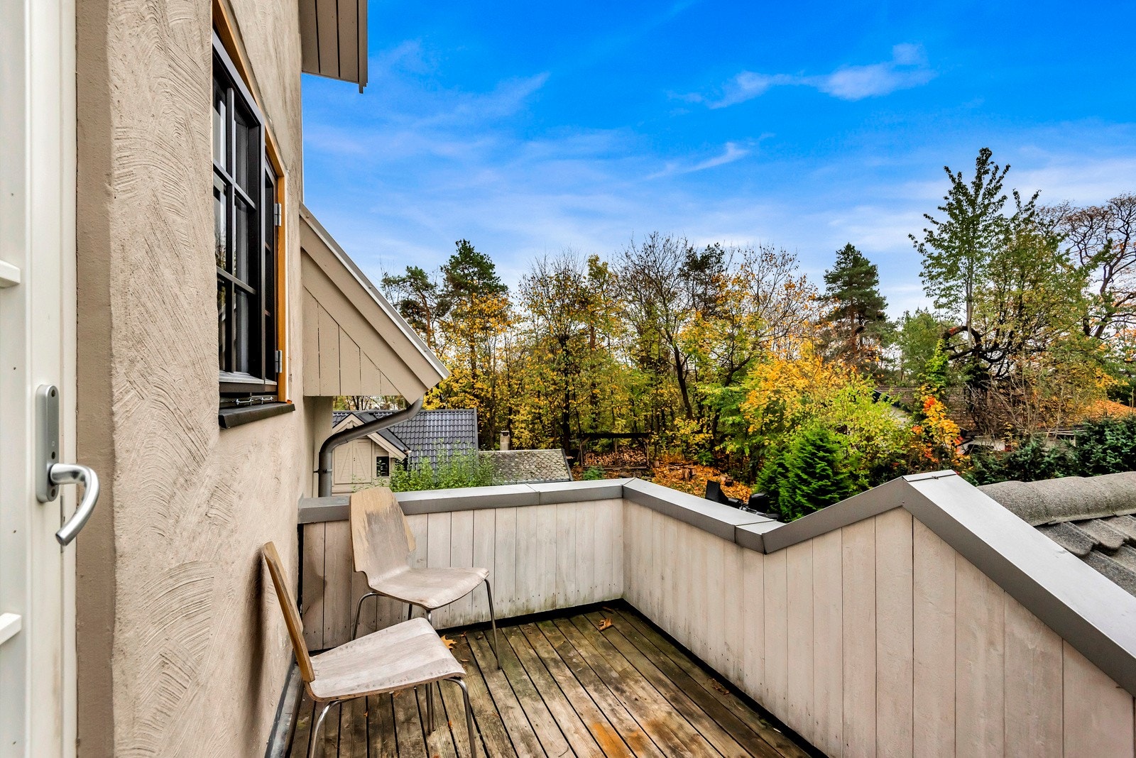 Tilknyttet gang/hall har du utgang til solrik balkong med nydelig utsikt over nærområdet Galleribilde