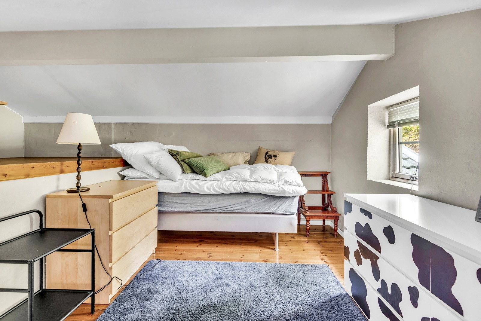 God plass til dobbeltseng, nattbord, kommode m.m. Galleribilde