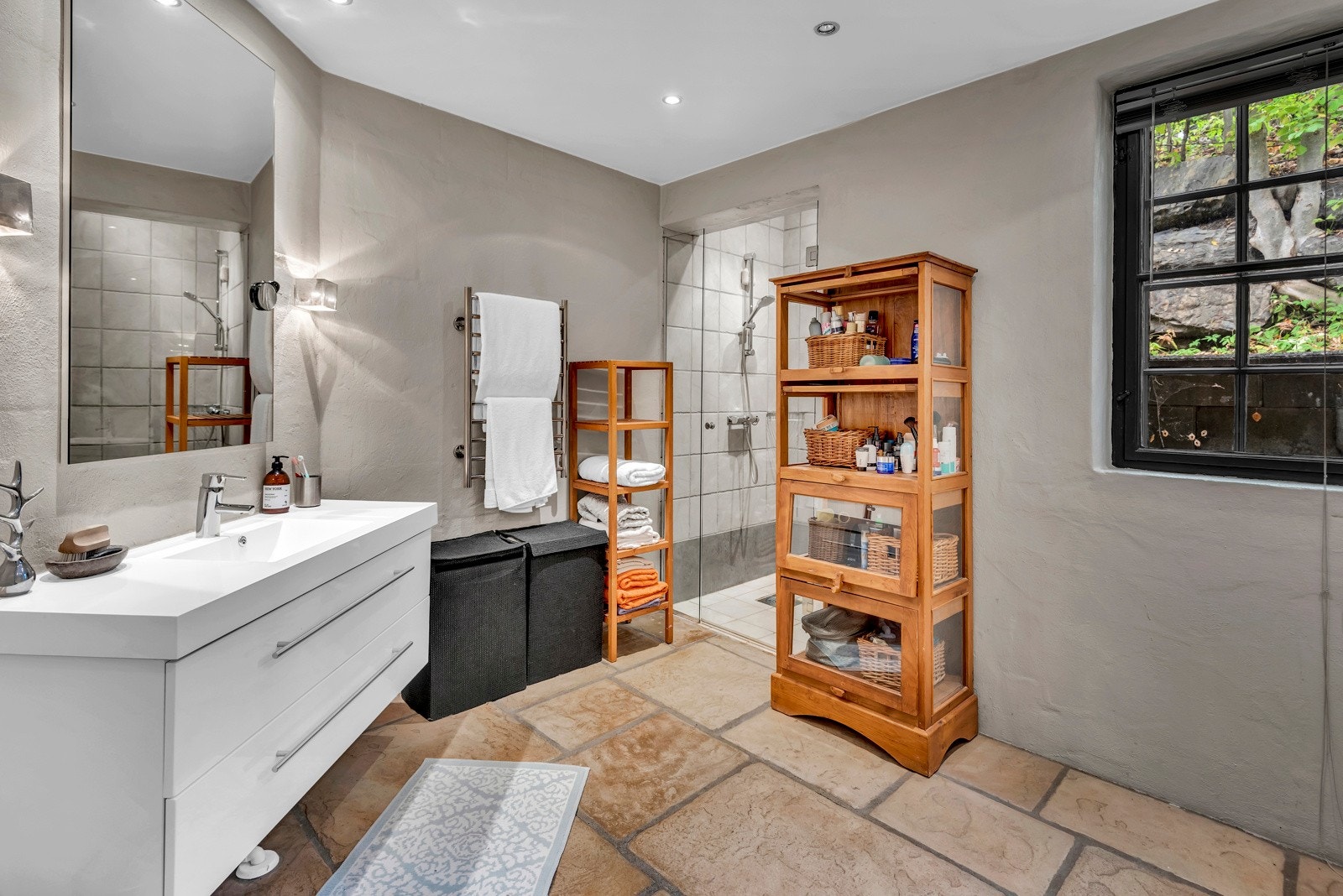 Bad II - Badet er innredet med servantløsning med underskap, badekar, samt toalett Galleribilde