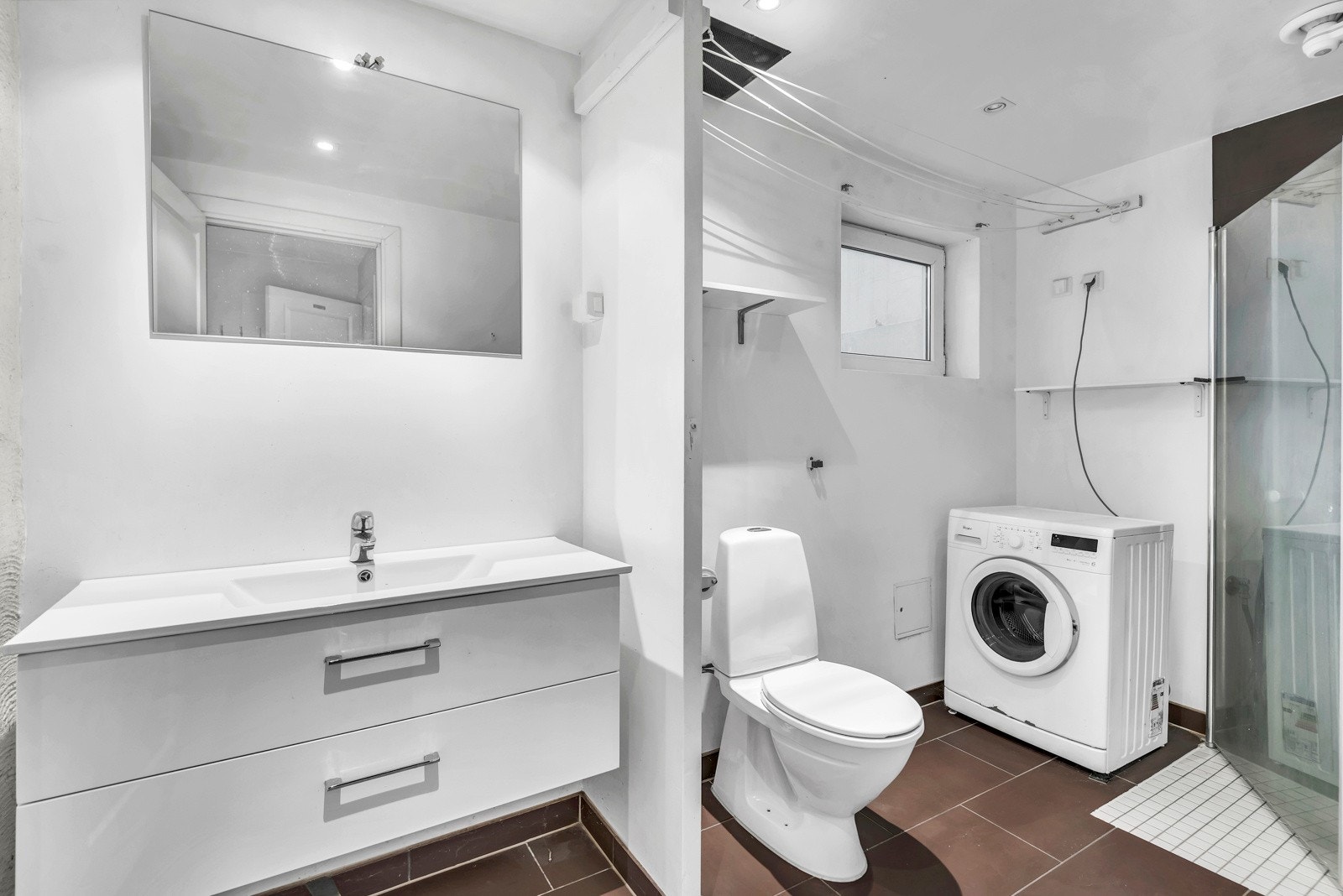 Bad V - Badet er innredet med servantløsning med underskap, dusj og toalett Galleribilde