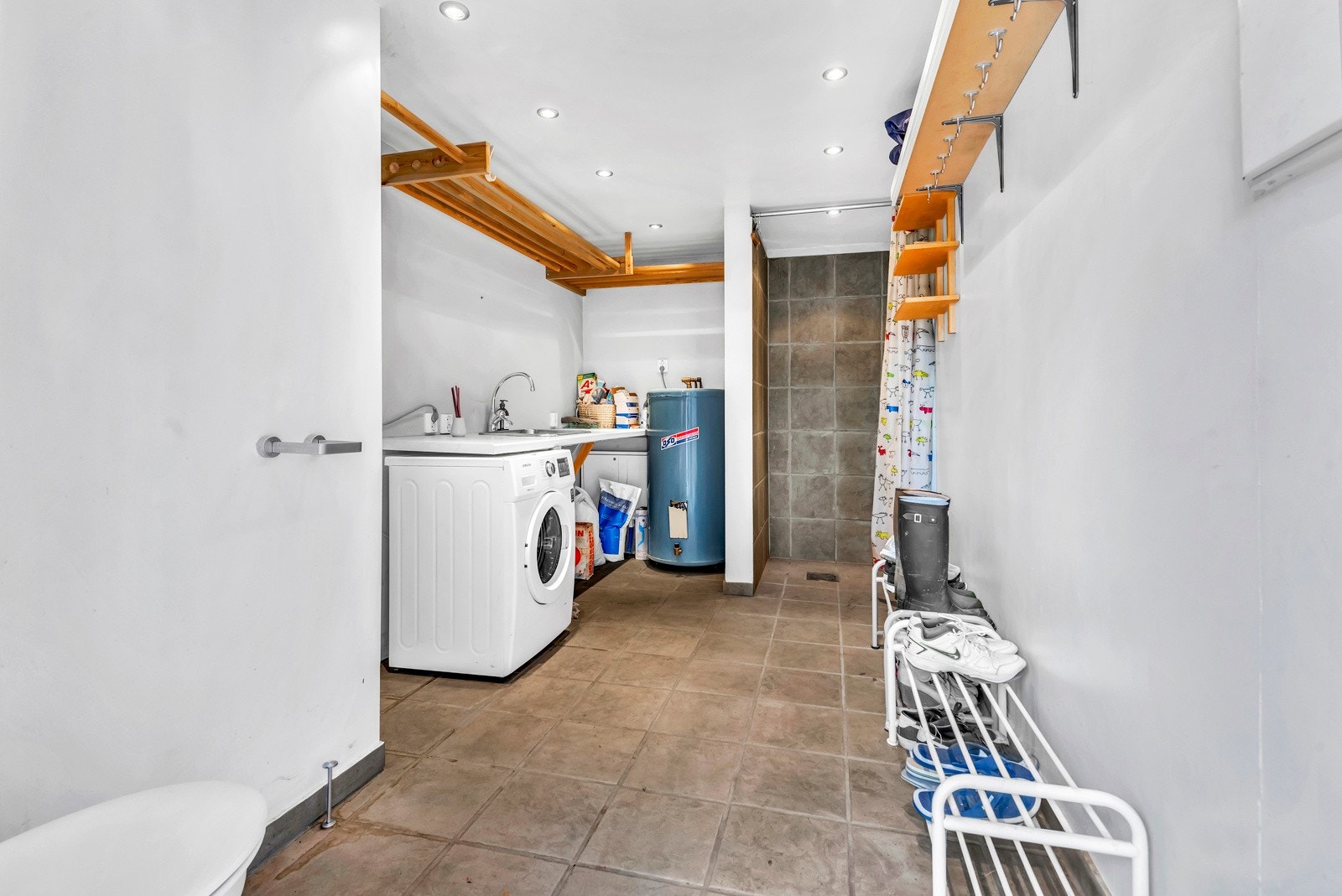 Tilknyttet annekset har du også eget praktisk vaskerom Galleribilde