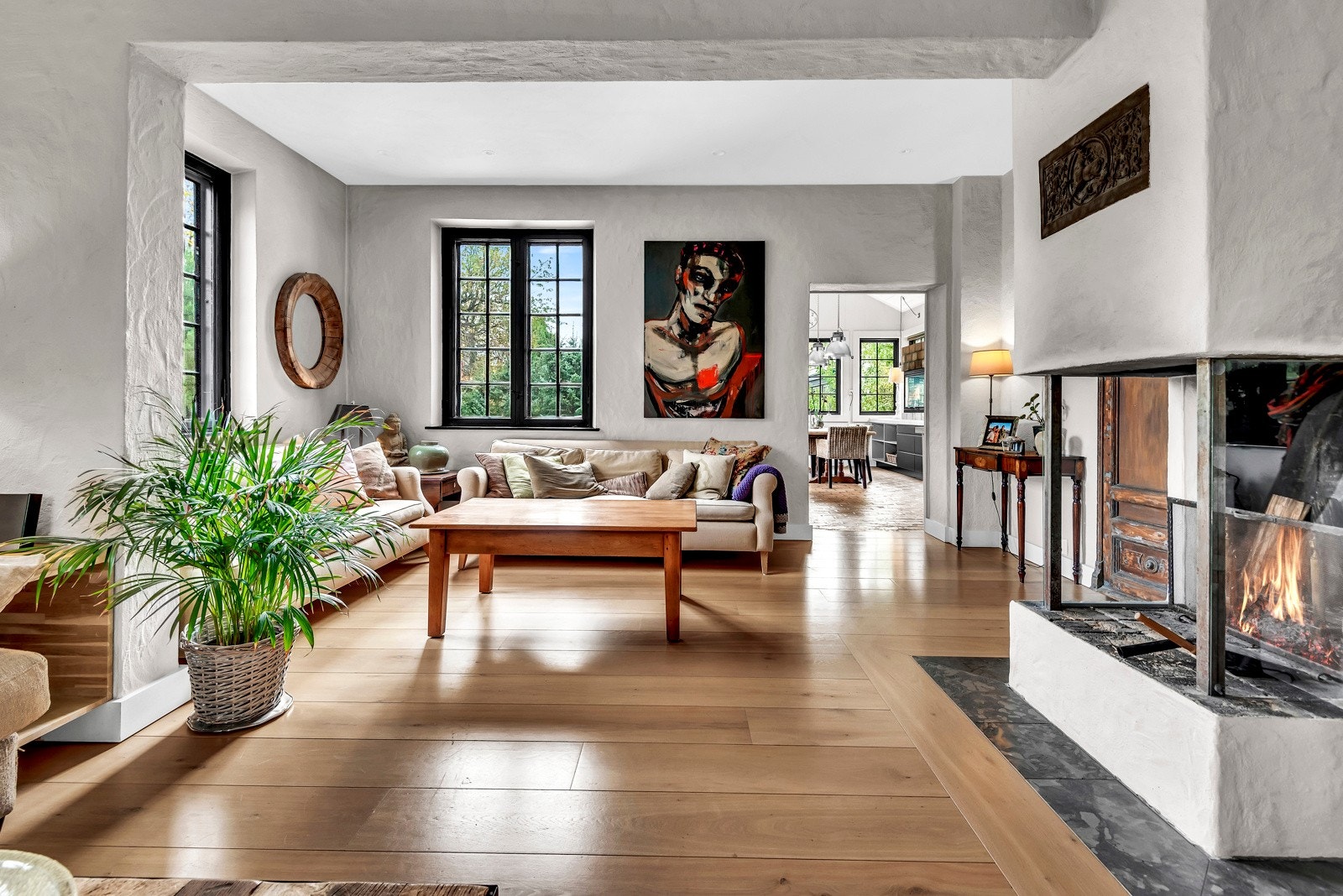 Stor og luftig stue med god plass til sofagruppe, stuebord, TV m.m. Galleribilde