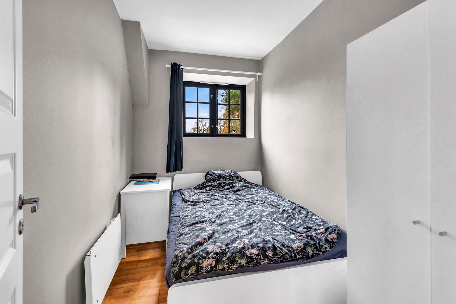 Soveorom V - God plass til seng, nattbord, kommode/skap m.m. Galleribilde