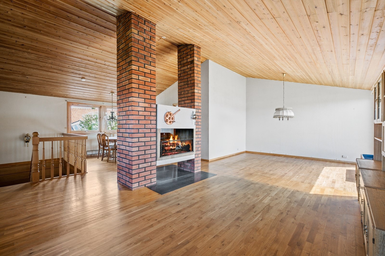 Lys luftig stue med særdeles bra takhøyde Galleribilde