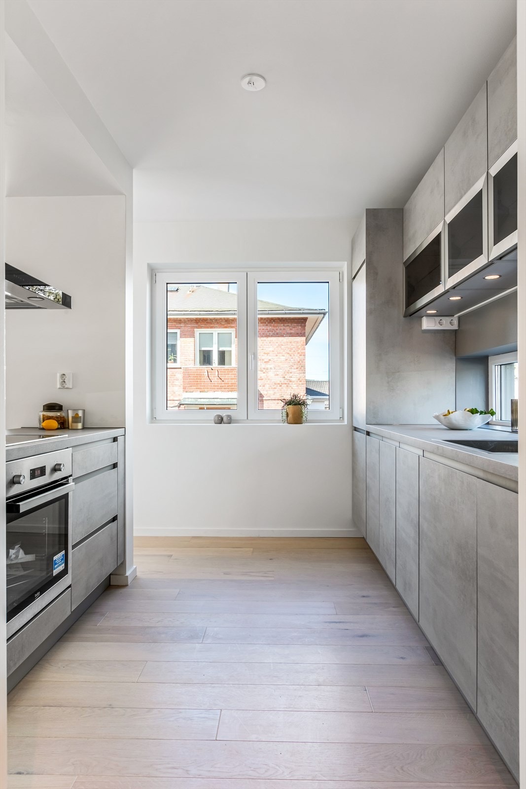 Kjøkken med integrerte hvitevarer. Galleribilde