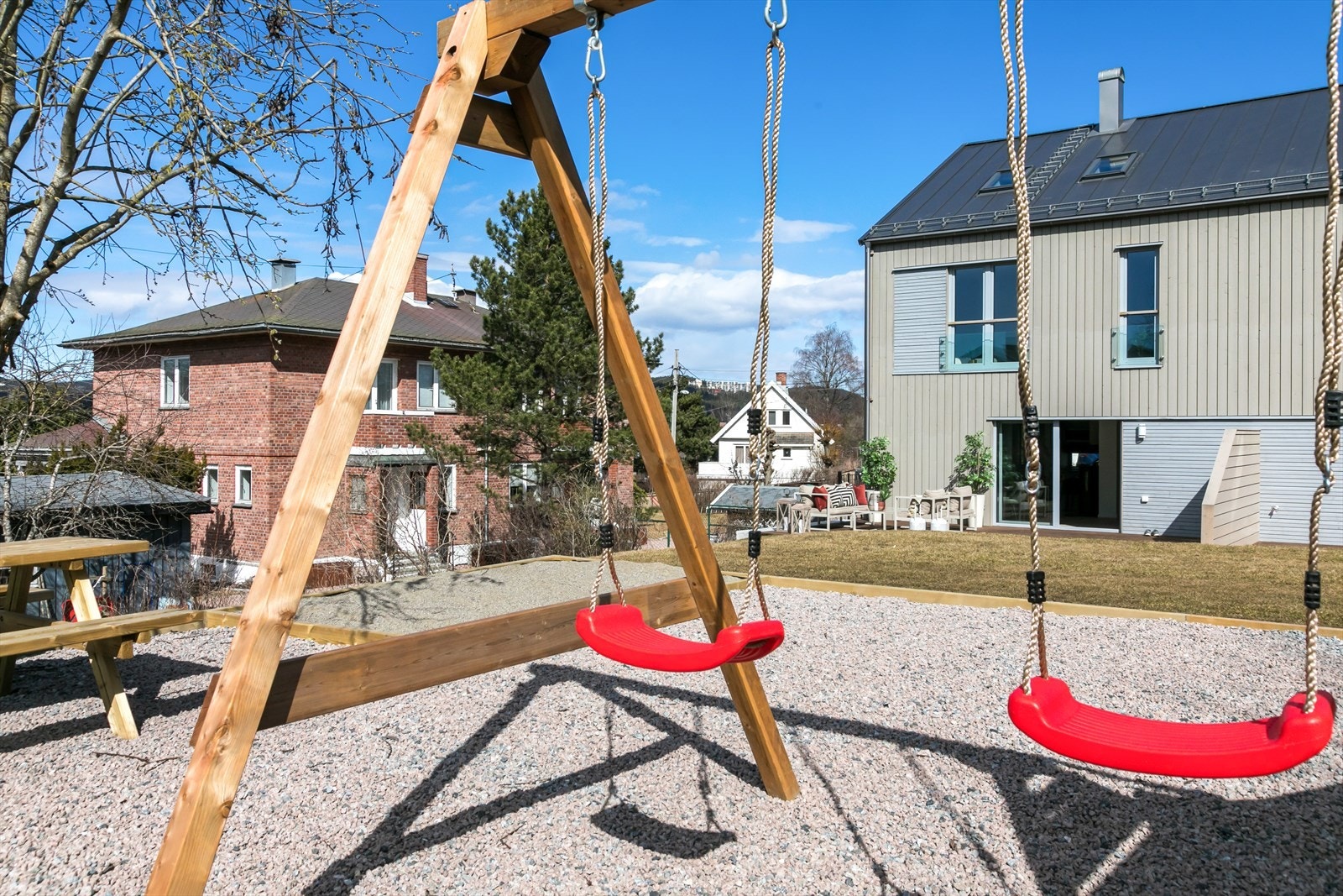 Felles lekeplass på tomten. Galleribilde
