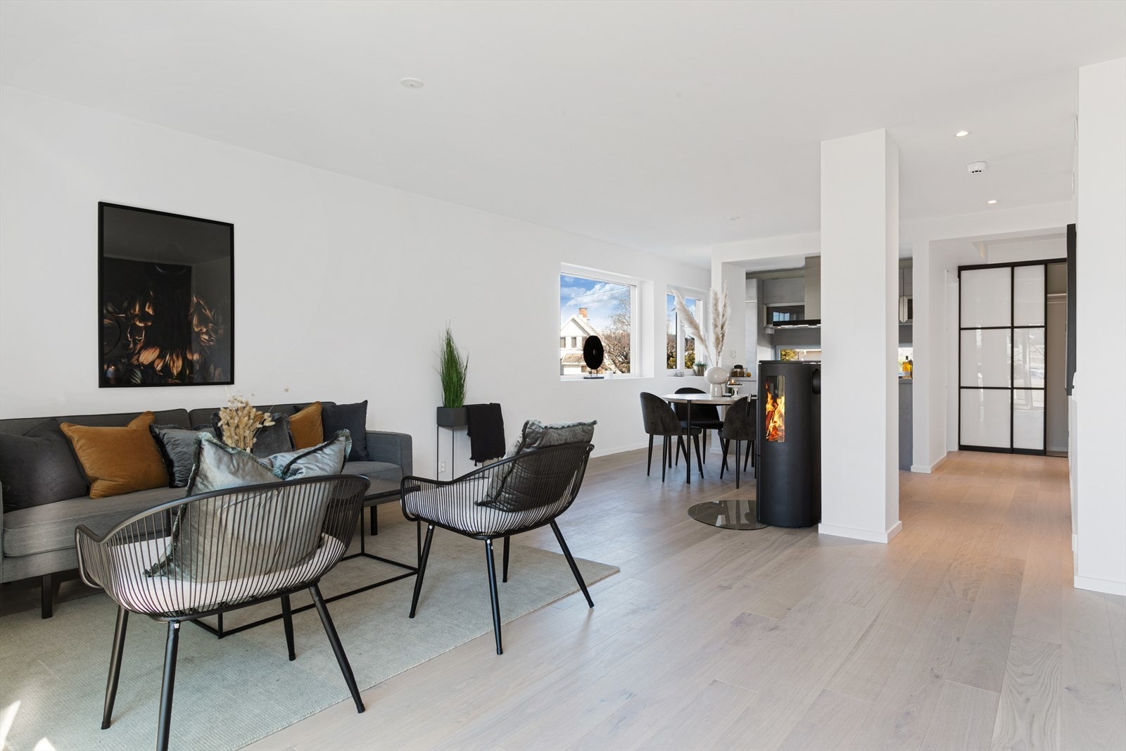 Boligen har store vindusflater som gir godt med innslipp av naturlig lys. Galleribilde