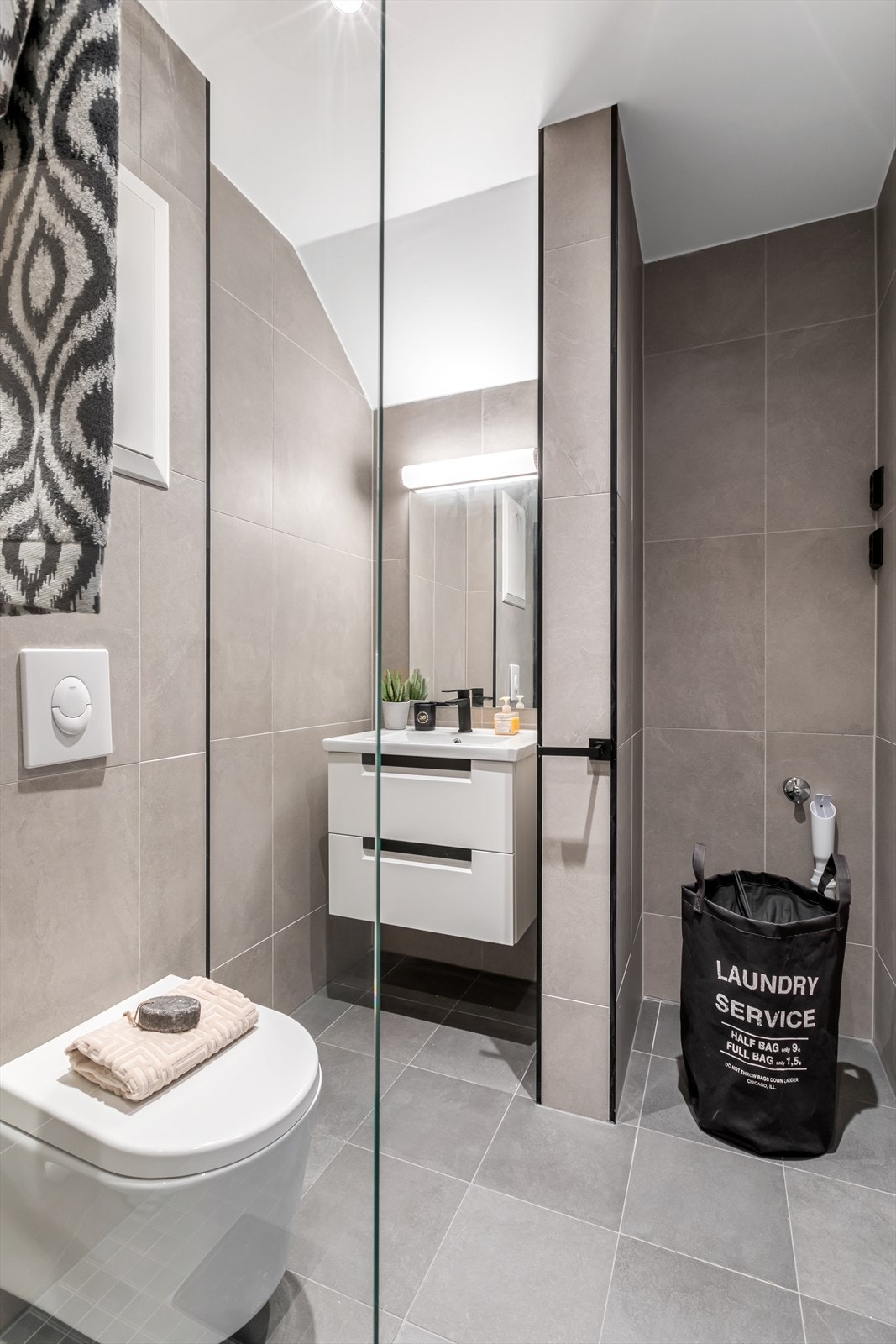 Bad i hybelen med opplegg for vaskemaskin. Galleribilde