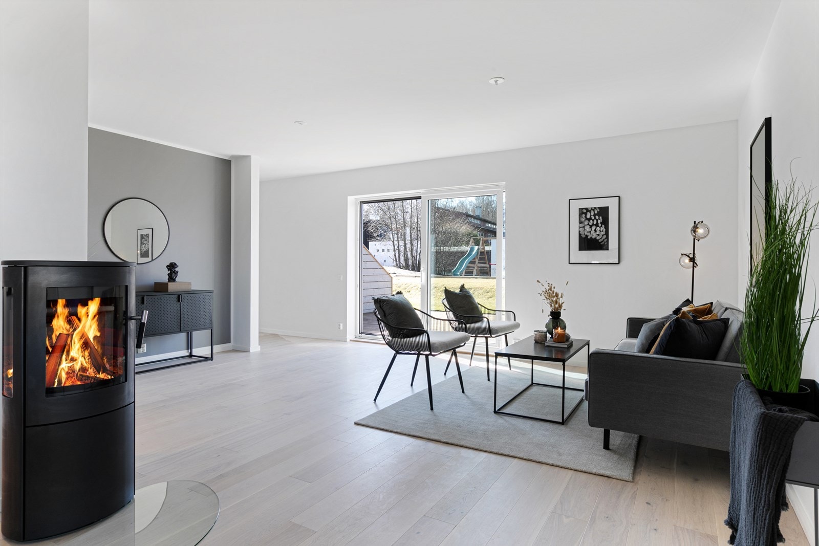 Boligen har en åpen stue- og kjøkkenløsning i 1.etasje. Galleribilde