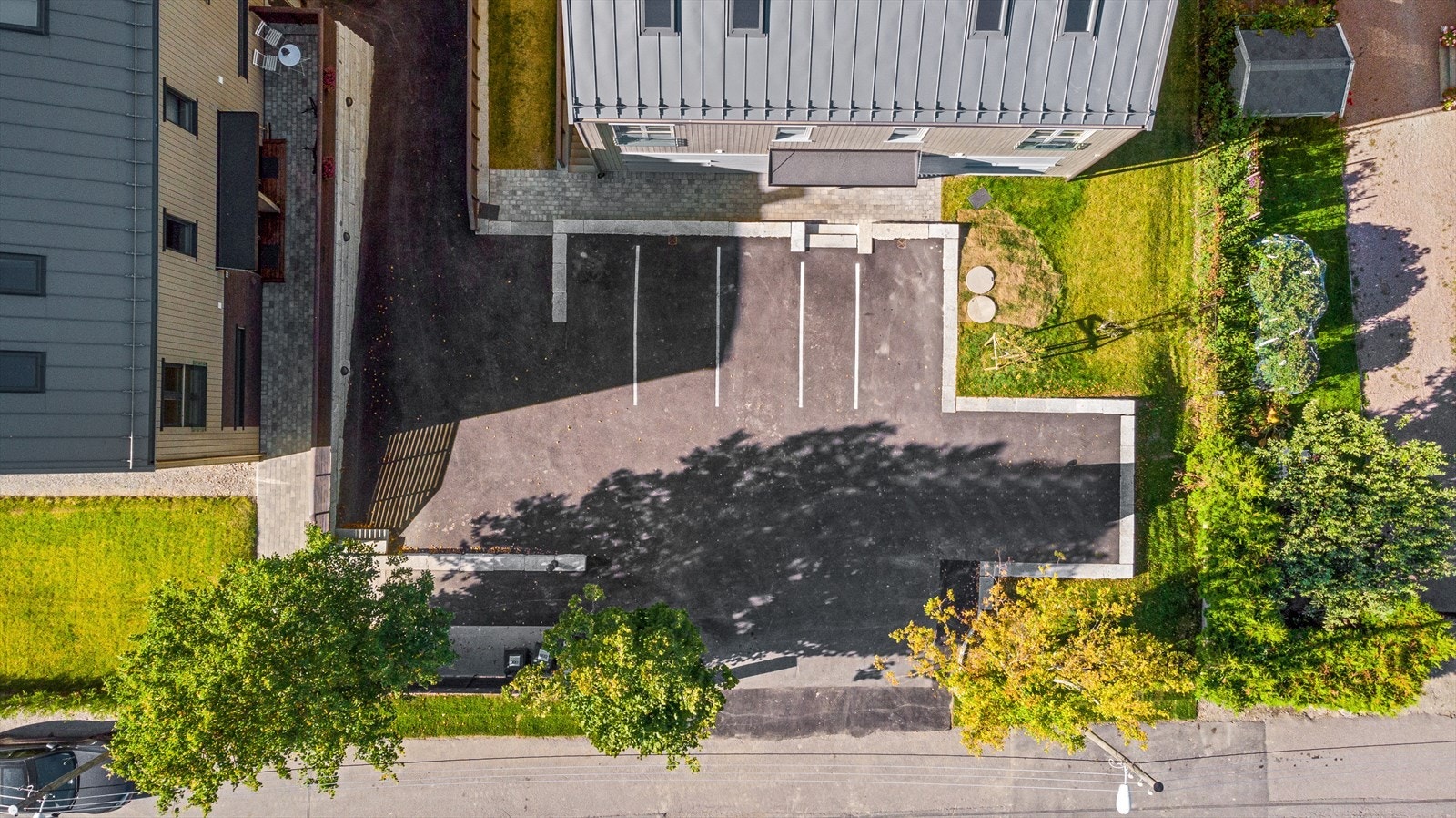 Felles parkeringsareal utvendig. Galleribilde