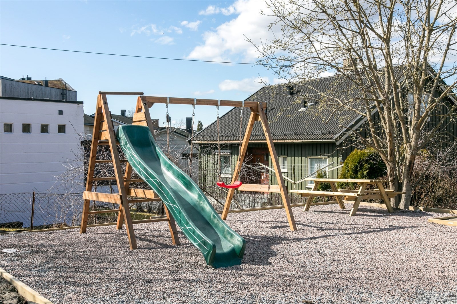 Felles lekeplass på tomten. Galleribilde