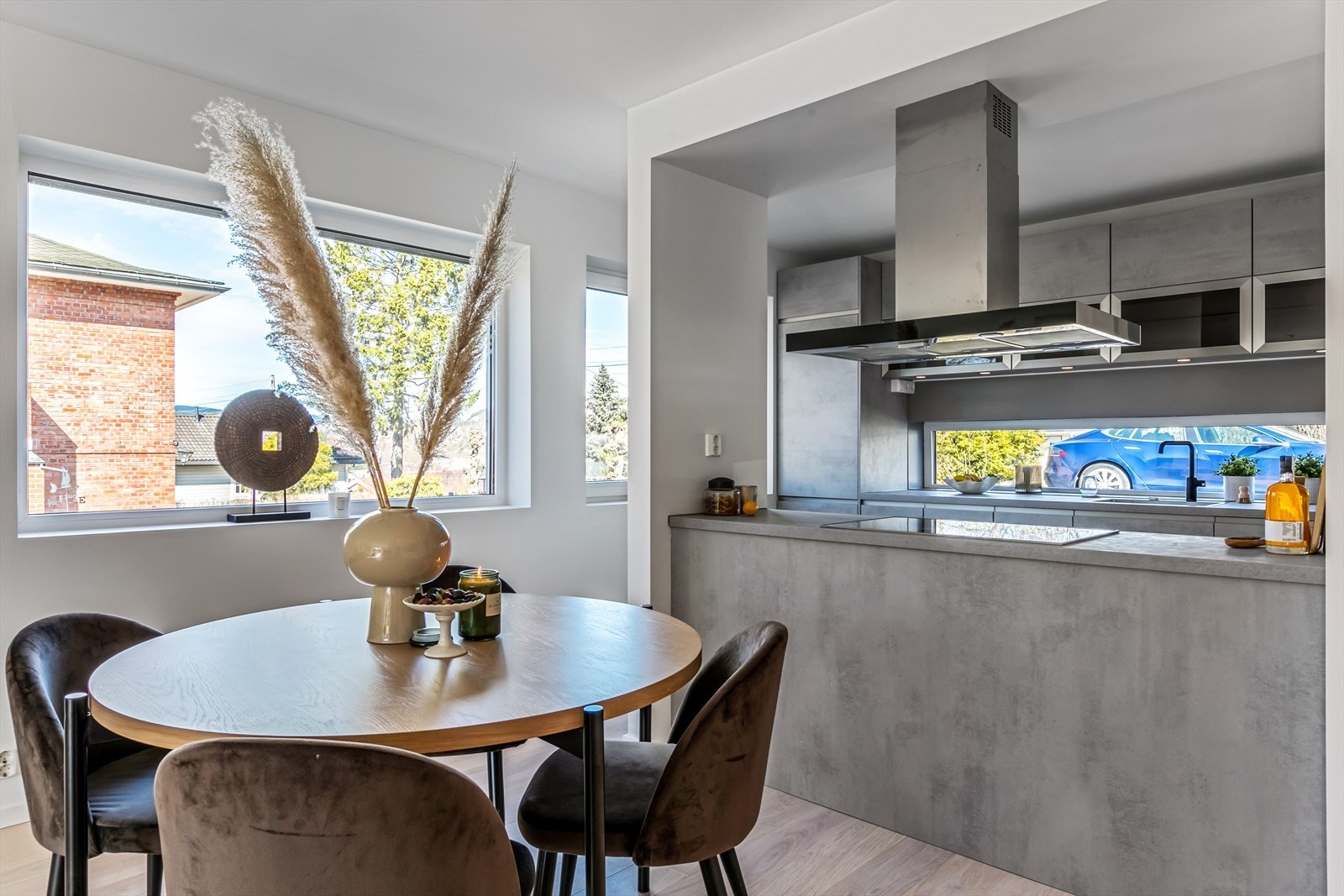 Kjøkken med integrerte hvitevarer. Galleribilde