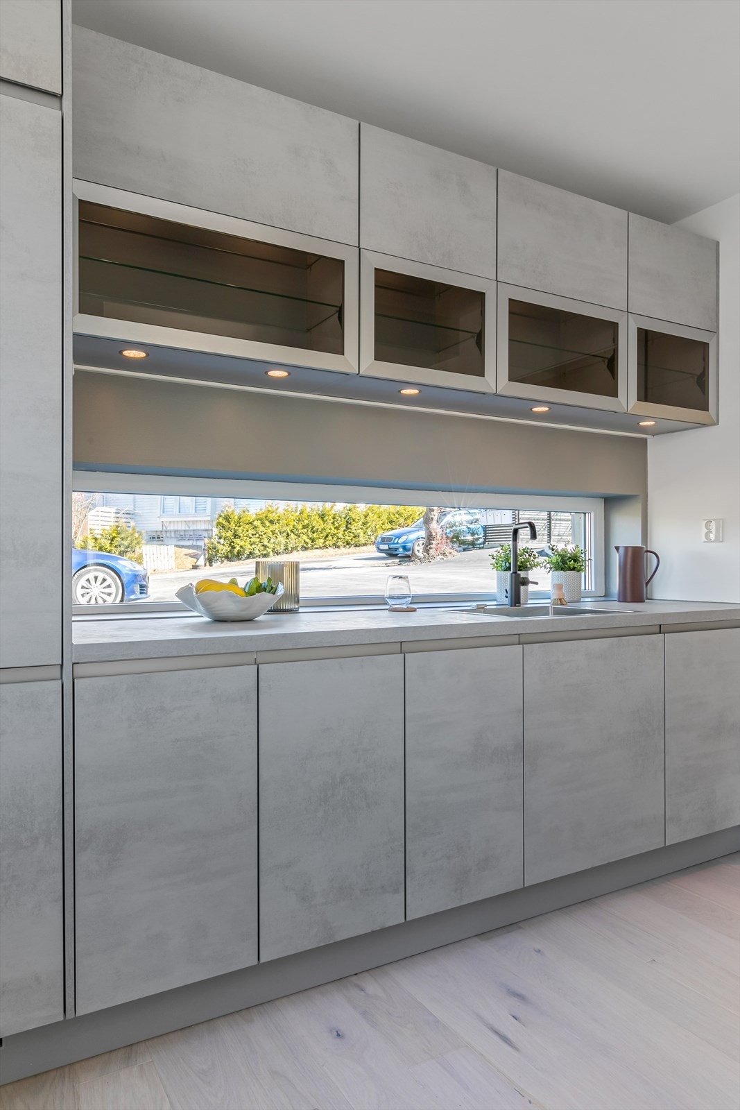 Kjøkkenet har godt med oppbevaringsplass. Galleribilde