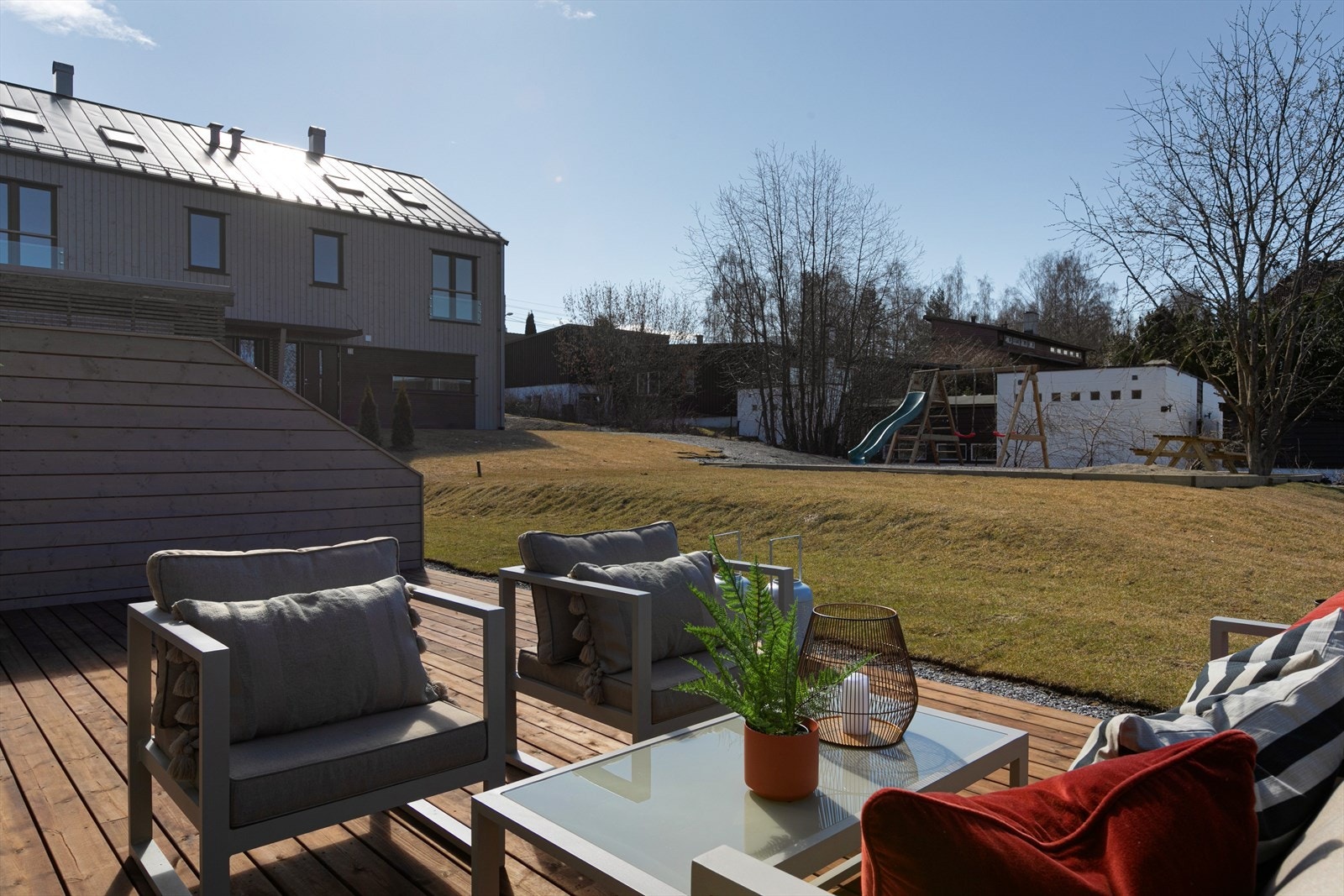 Utsikt mot felles lekeplass på tomten. Galleribilde