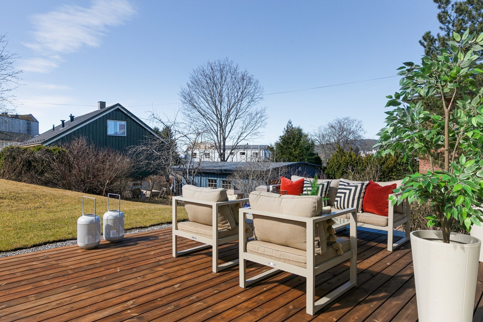 Boligen har en meget fin uteplass med fine solforhold. Galleribilde