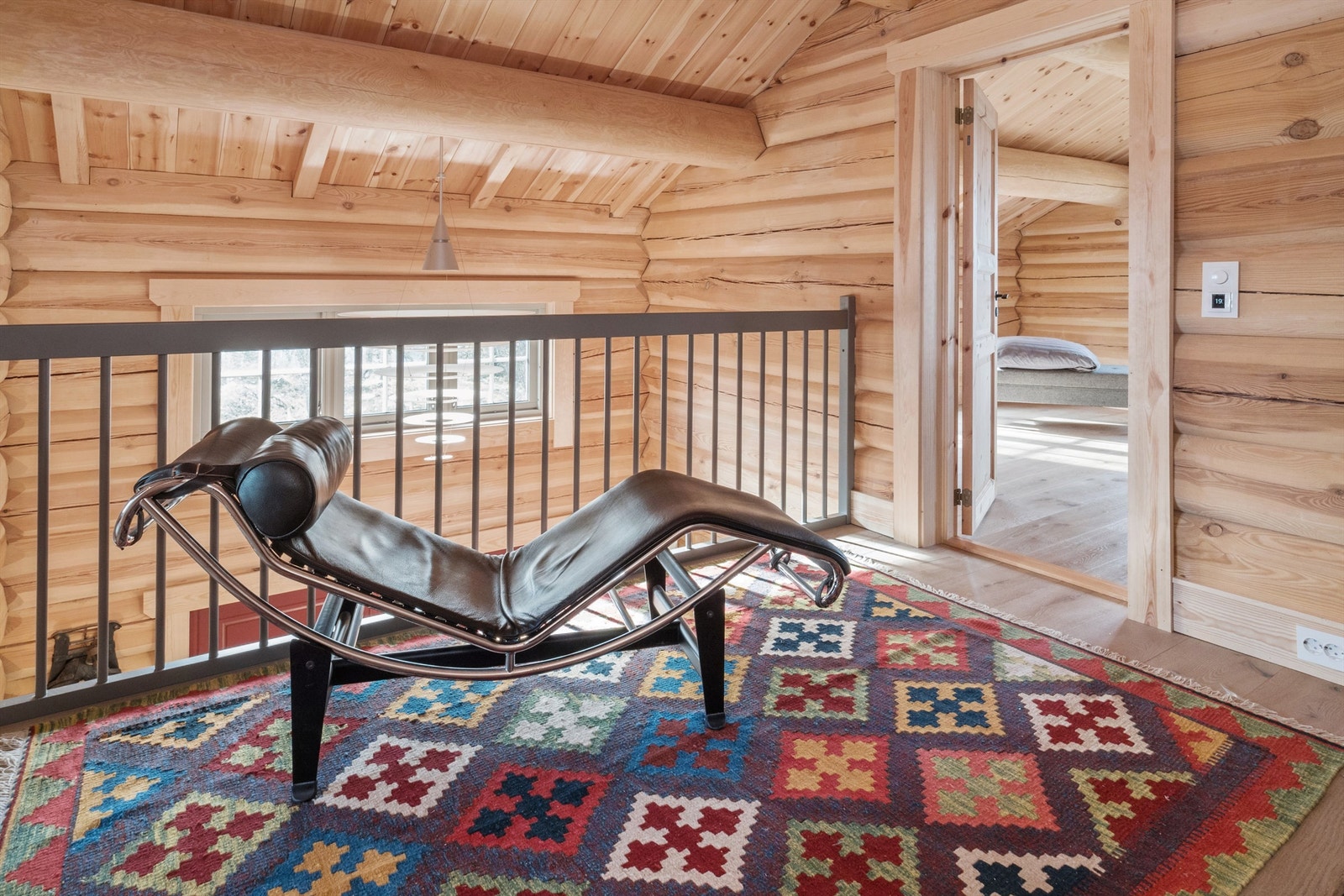 2. etg. med 2 soverom og toalettrom. Lyst og åpent ned til 1. etg. Galleribilde