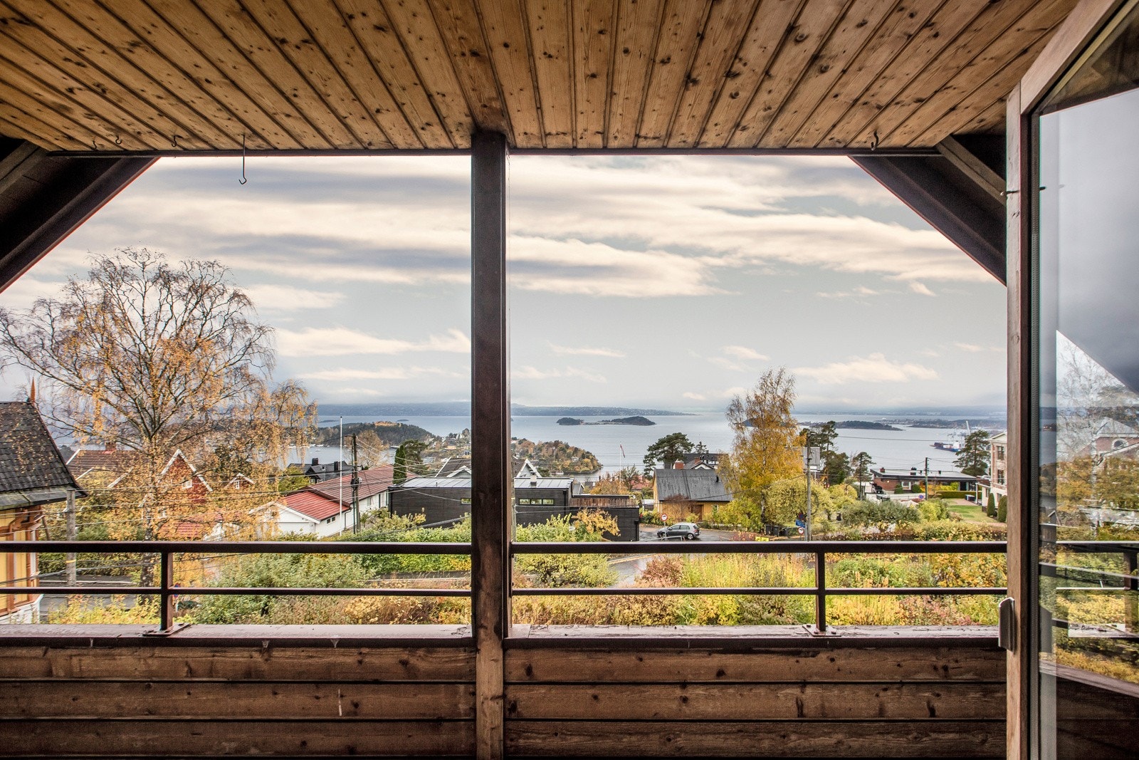 Veranda med flott utsikt fra soverom på loft Galleribilde