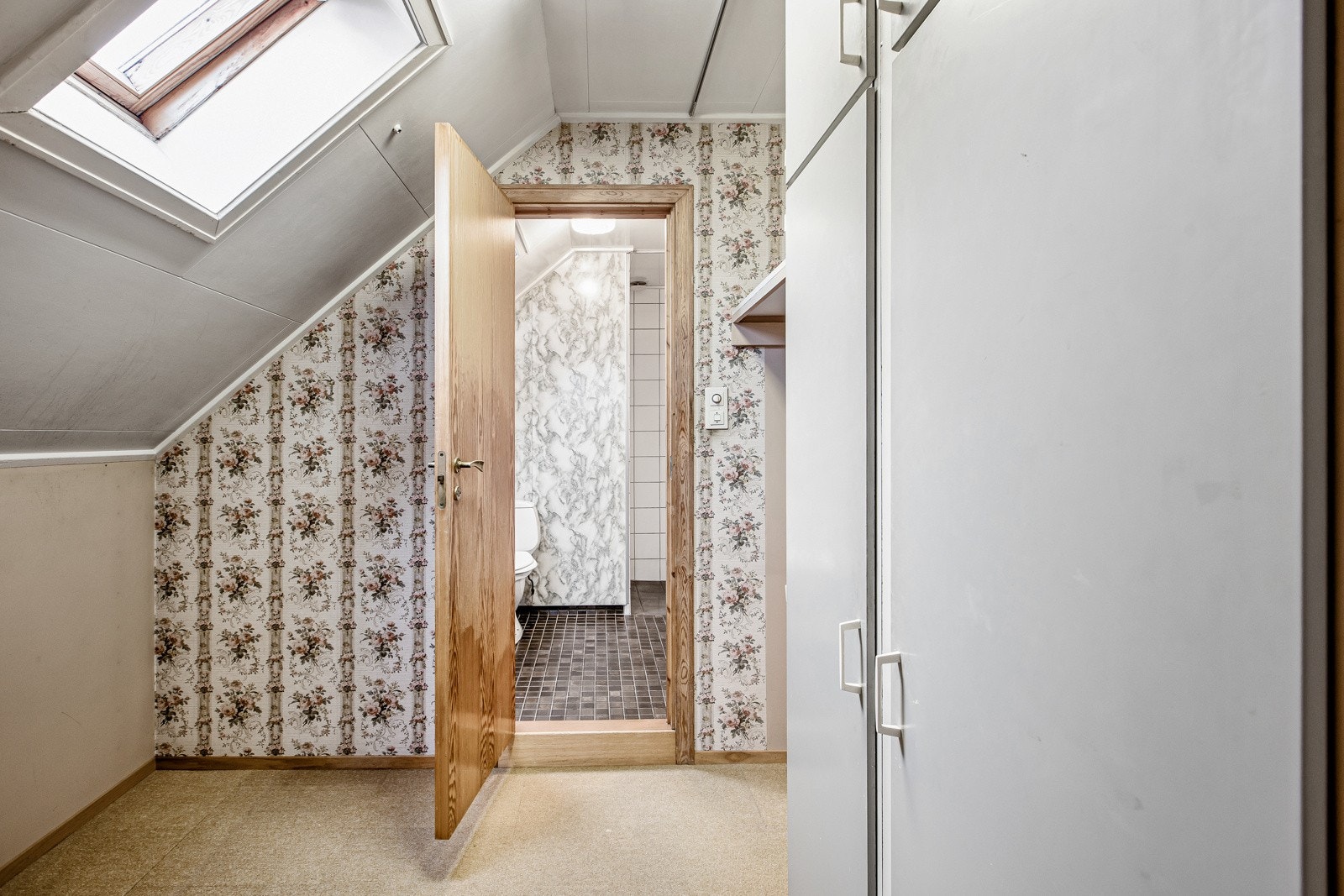 Omkledningsrom og bad med direkte tilknytning til soverom på loft Galleribilde