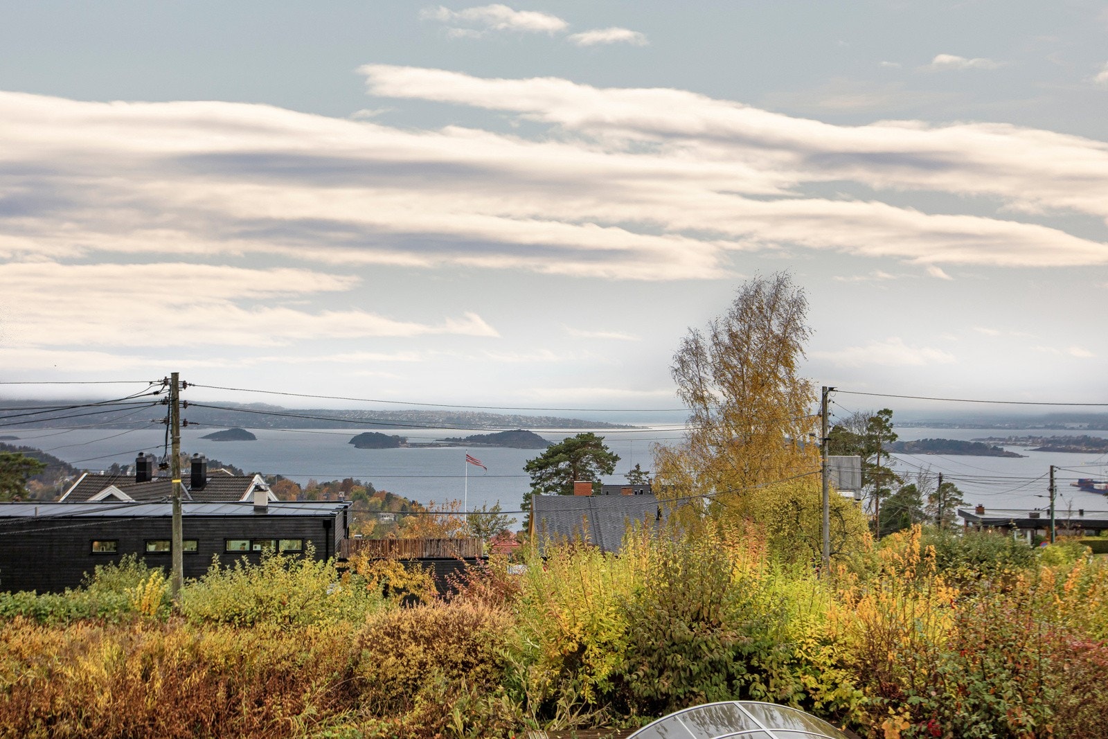 Utsikt fra hage og alle plan i huset Galleribilde