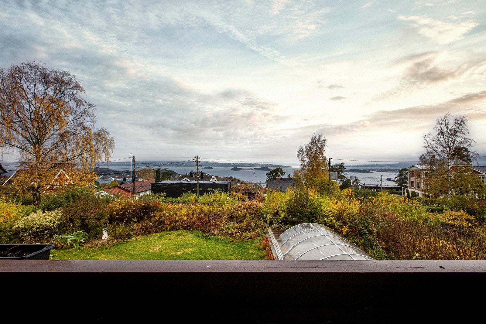 God utsikt fra hage og alle plan i huset Galleribilde