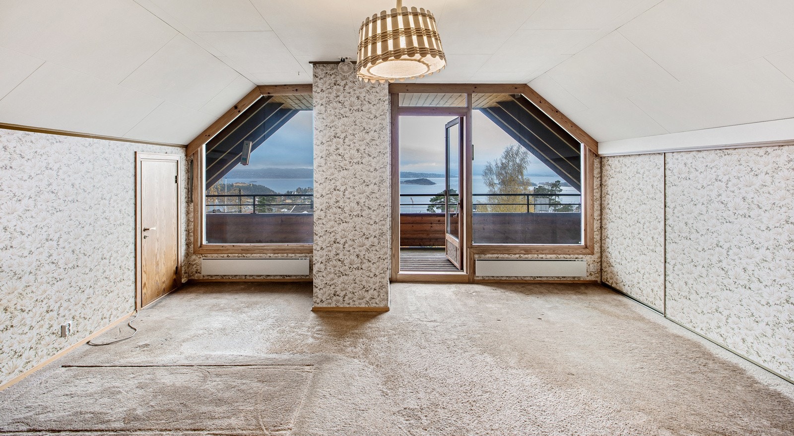 Soverom på loft med direkte tilgang til bad. Totalt 4 soverom med dagens bruk Galleribilde