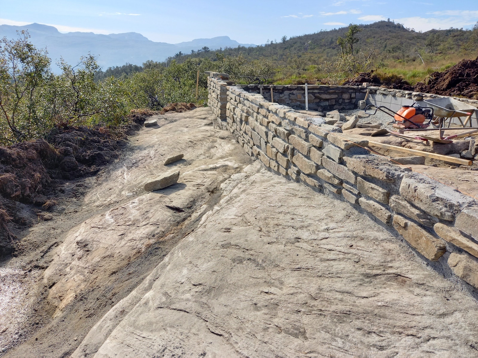 Grunnmuren er oppført i naturstein Galleribilde