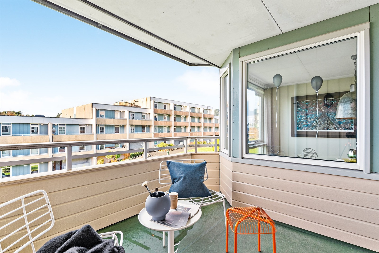 Utgang fra stue til vestvendt balkong på ca 8,7 m2 Galleribilde
