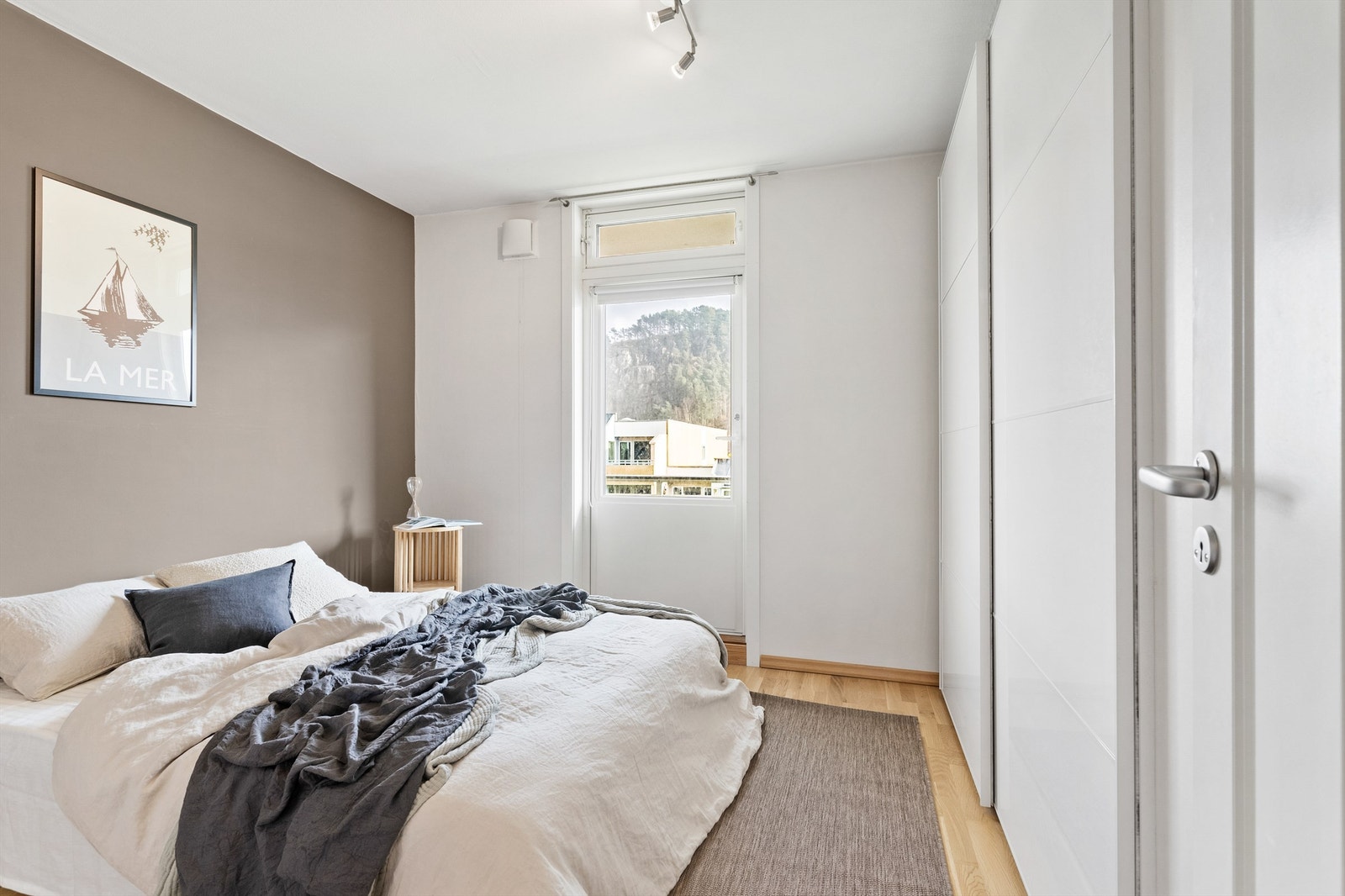 Stort og flott hovedsoverom med god plass til dobbeltseng. Soverommet har innebygd skyvedørsgarderobe i hvit. Galleribilde