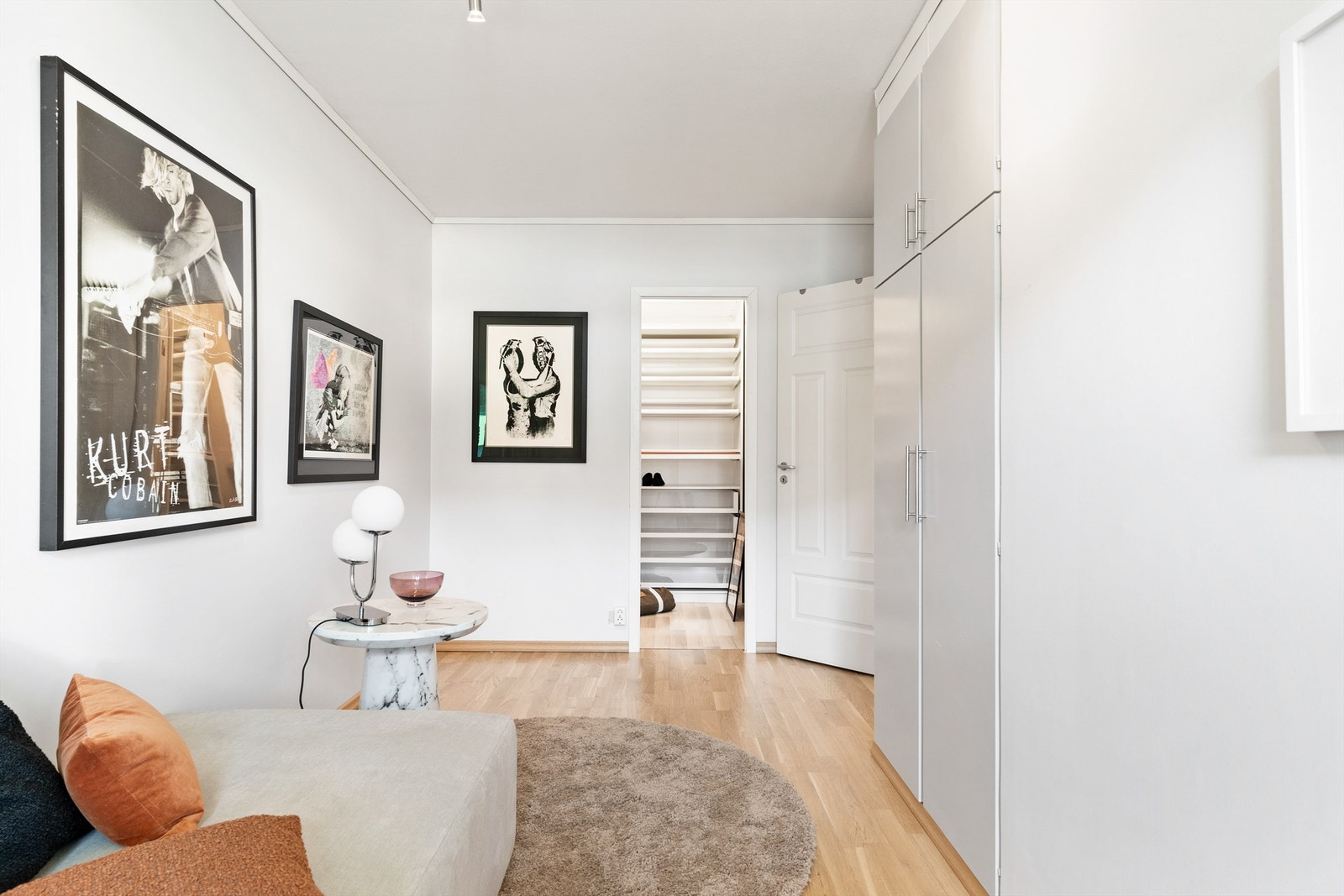 Rommet har innebygd skap og inngang til et eget walk-in closet. Her har man masse plass til klær og diverse. Galleribilde