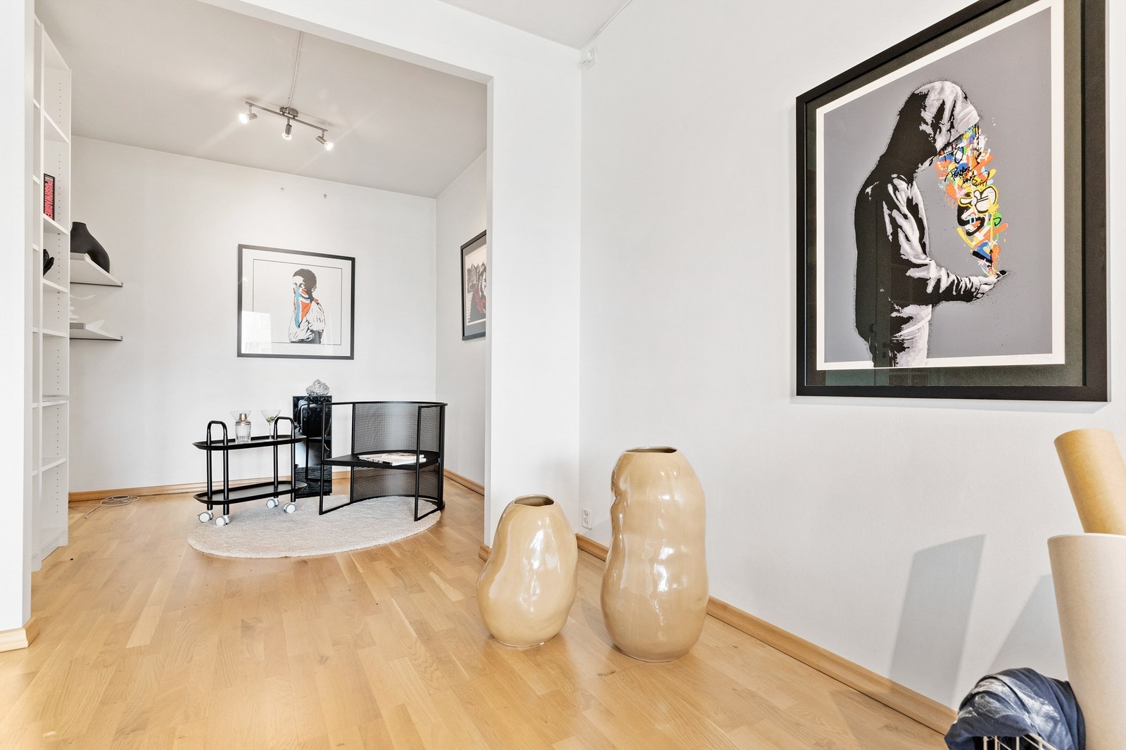 Her er stuen dekorert med stilige bilder, som viser at man kan dekorere og sette sitt eget preg! Galleribilde