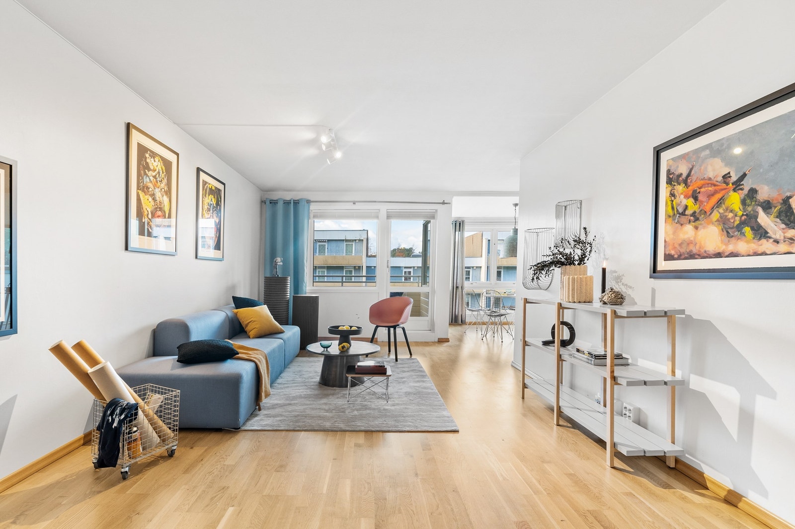 Stor og lys stue med god plass til egen kreativ innredning. De store vinduene gir mye naturlig lysinnslipp. Galleribilde