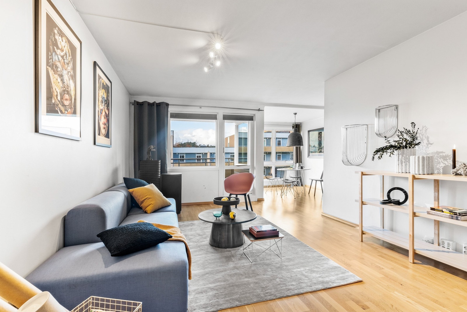 Store vindusflater som slipper inn mye naturlig lys både til kjøkken/spiseplassen og stuen Galleribilde