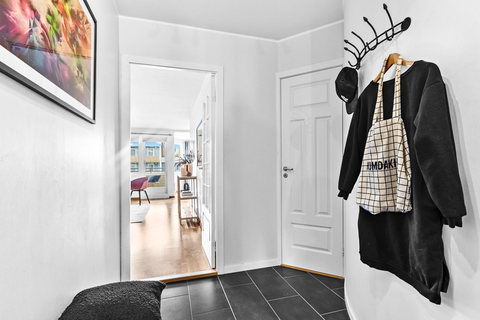 Flott inngangsparti med flislagt gulv i stilige, mørke toner. Galleribilde