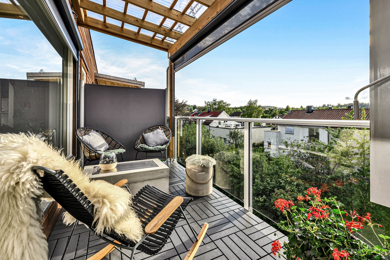 Balkongen ligger vestvendt til og er på ca. 14 kvm. Her har man god plass til utemøblement og grill e.l. Galleribilde