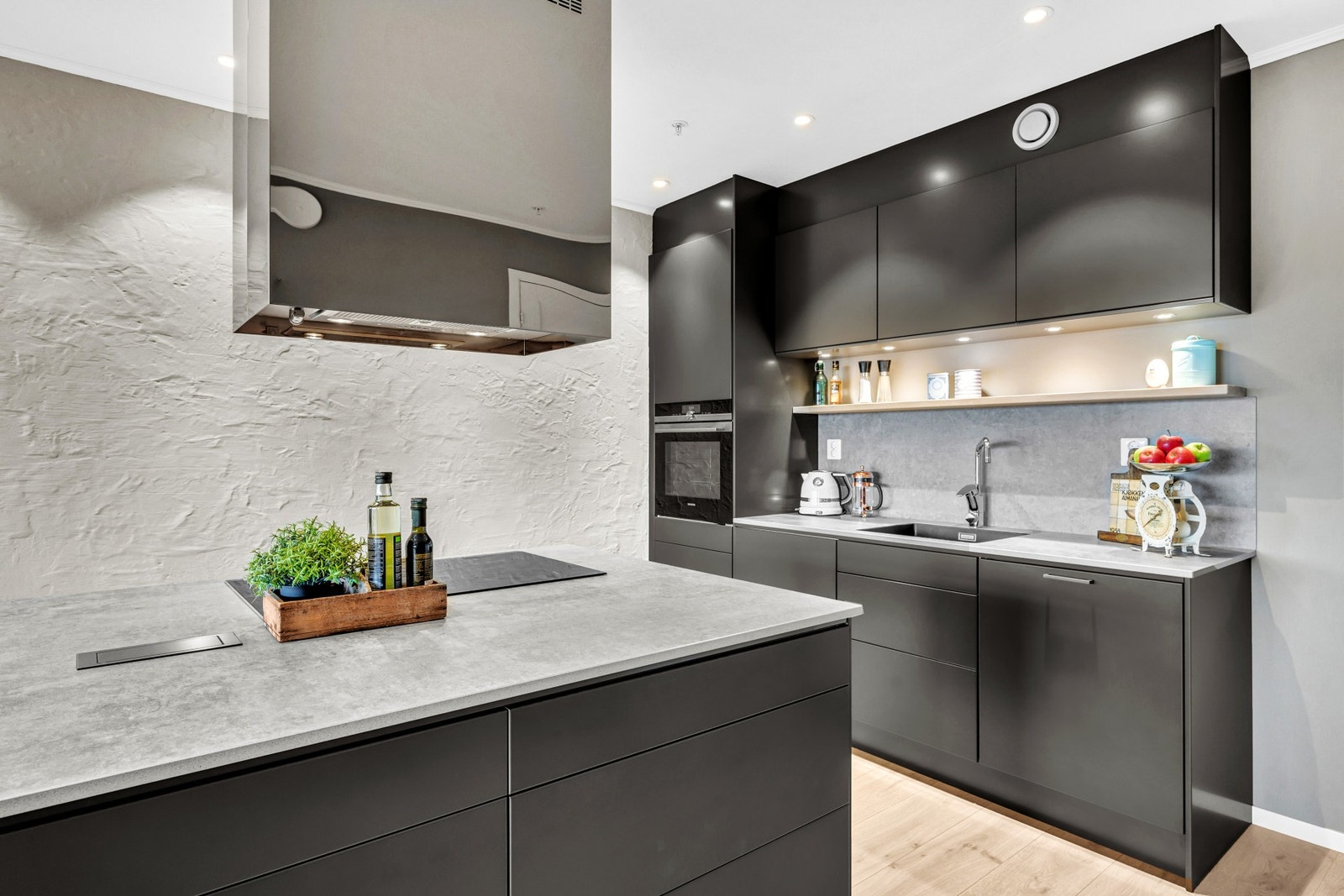 Kvalitetshvitevarer fra Siemens som bl.a 80 cm induksjonstopp, kjøleskuffer, stekeovn og oppvaskmaskin. Galleribilde