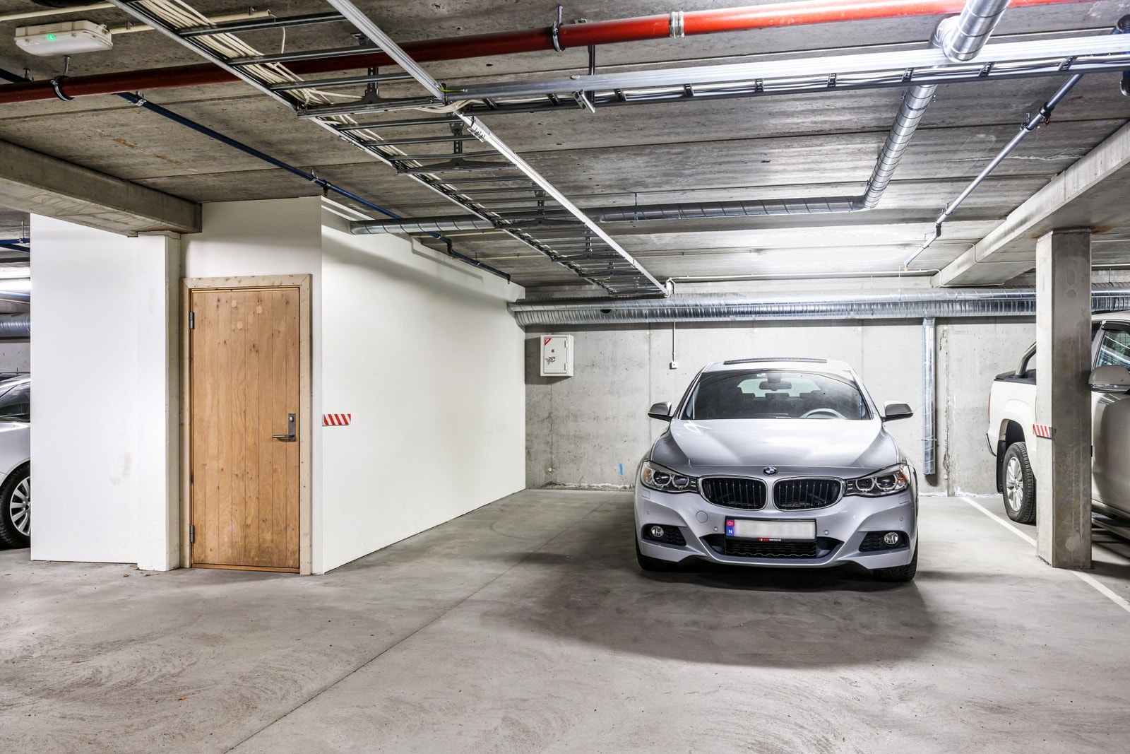 I garasjekjelleren har man 2 p-plasser. Det er lagt opp egen kurs for strømuttak til plassene, samt. en stor sportsbod (to sammenslått til én). Galleribilde