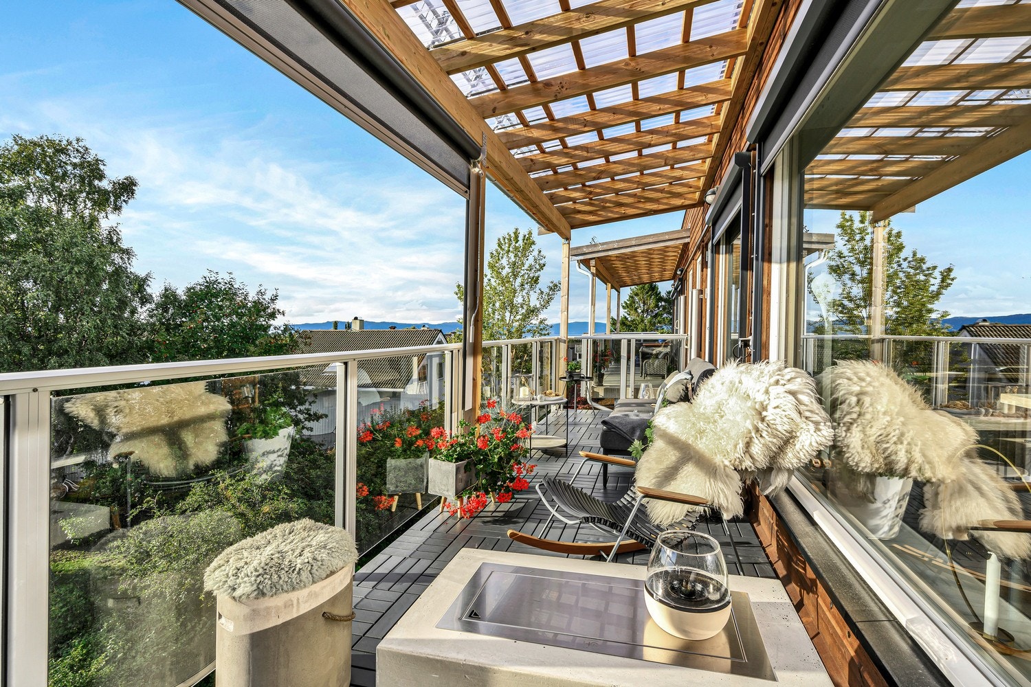 Her nyter man solen fra ca. kl 13:30 til 23:15 på sommerstid. Det er også etablert screens på yttersiden av balkongen. Galleribilde