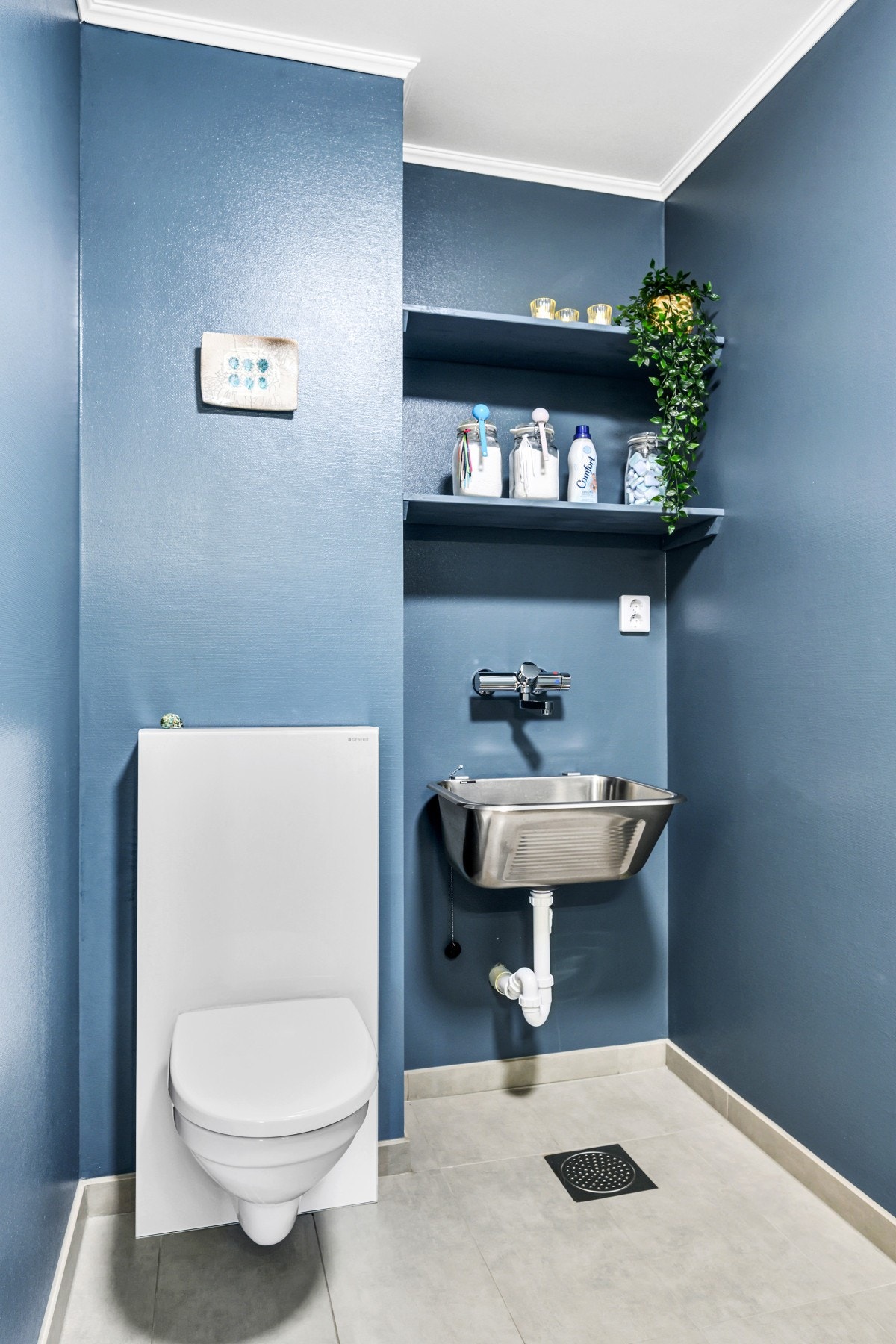 Vegghengt WC. Hvor utslagsvasken er plassert kan man i stede sette inn et dusjkabinett for å få et fullverdig bad. Galleribilde