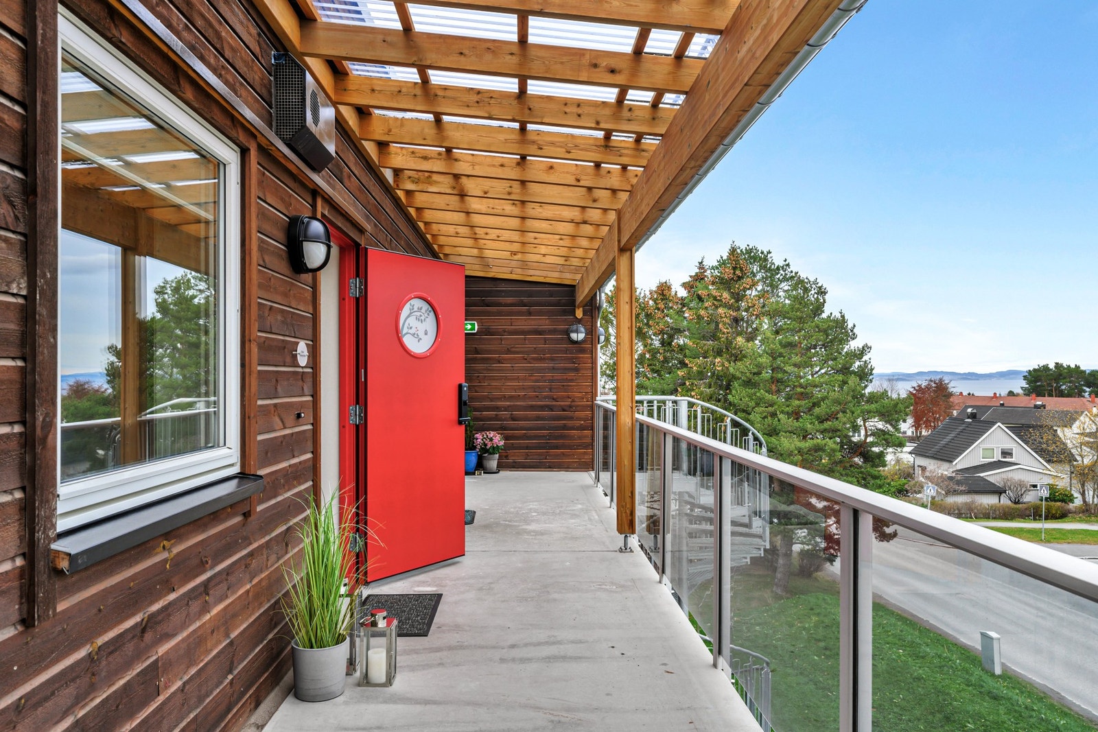 Frokostbalkong/inngangsparti med utsikt mot fjorden. Dørlåsen er byttet til merket Yale Doorman. Galleribilde