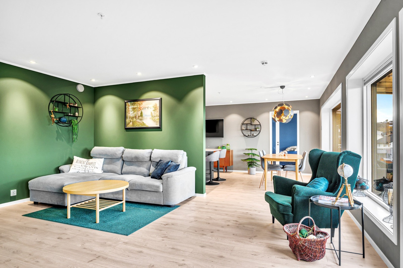 EiendomsMegler 1 v/Frank Robert Bae har gleden av å presentere en delikat 4-roms toppleilighet beliggende på Charlottenlund! Galleribilde